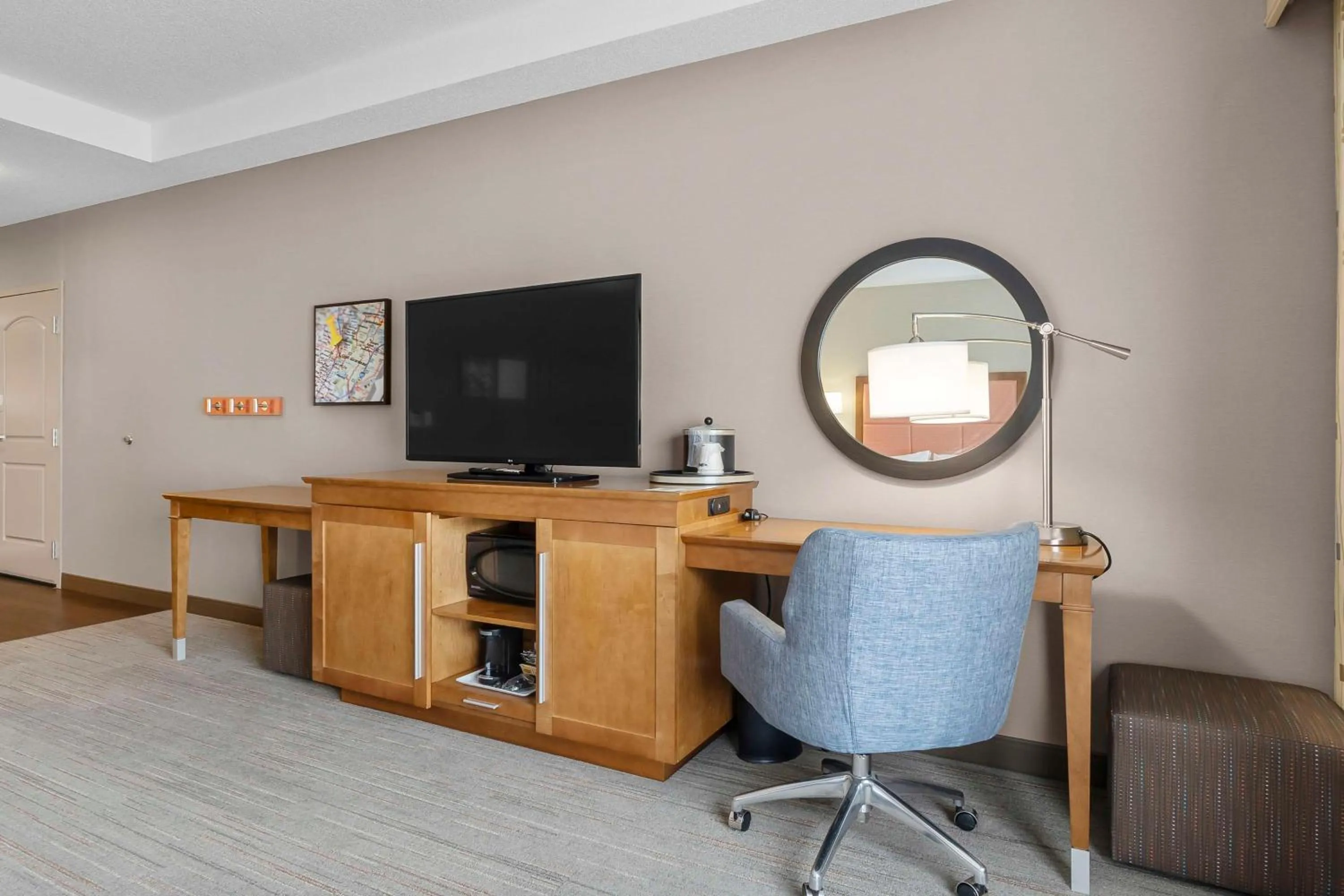 Bedroom in Hampton Inn Cape Girardeau I-55 East, MO