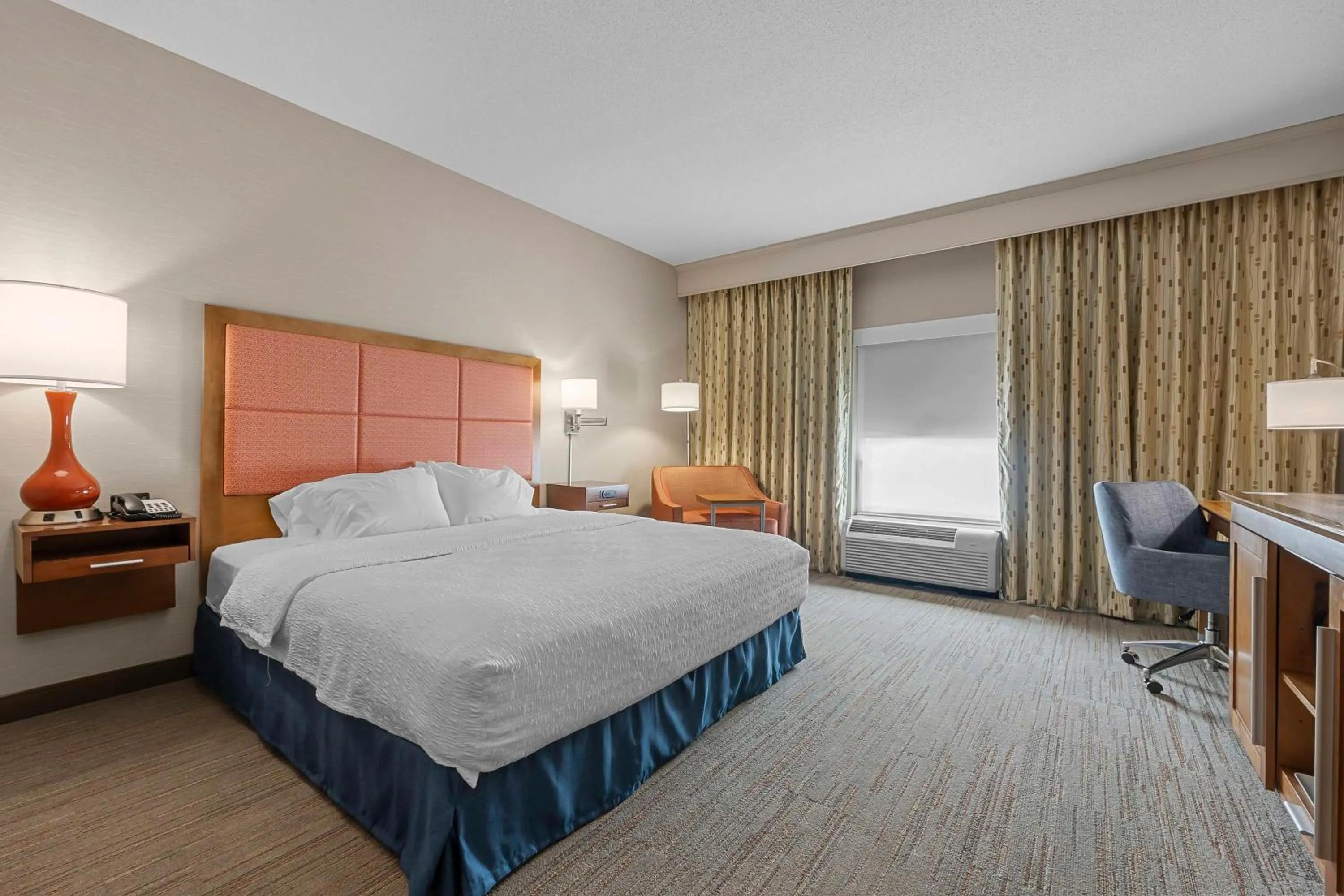 Bedroom, Bed in Hampton Inn Cape Girardeau I-55 East, MO