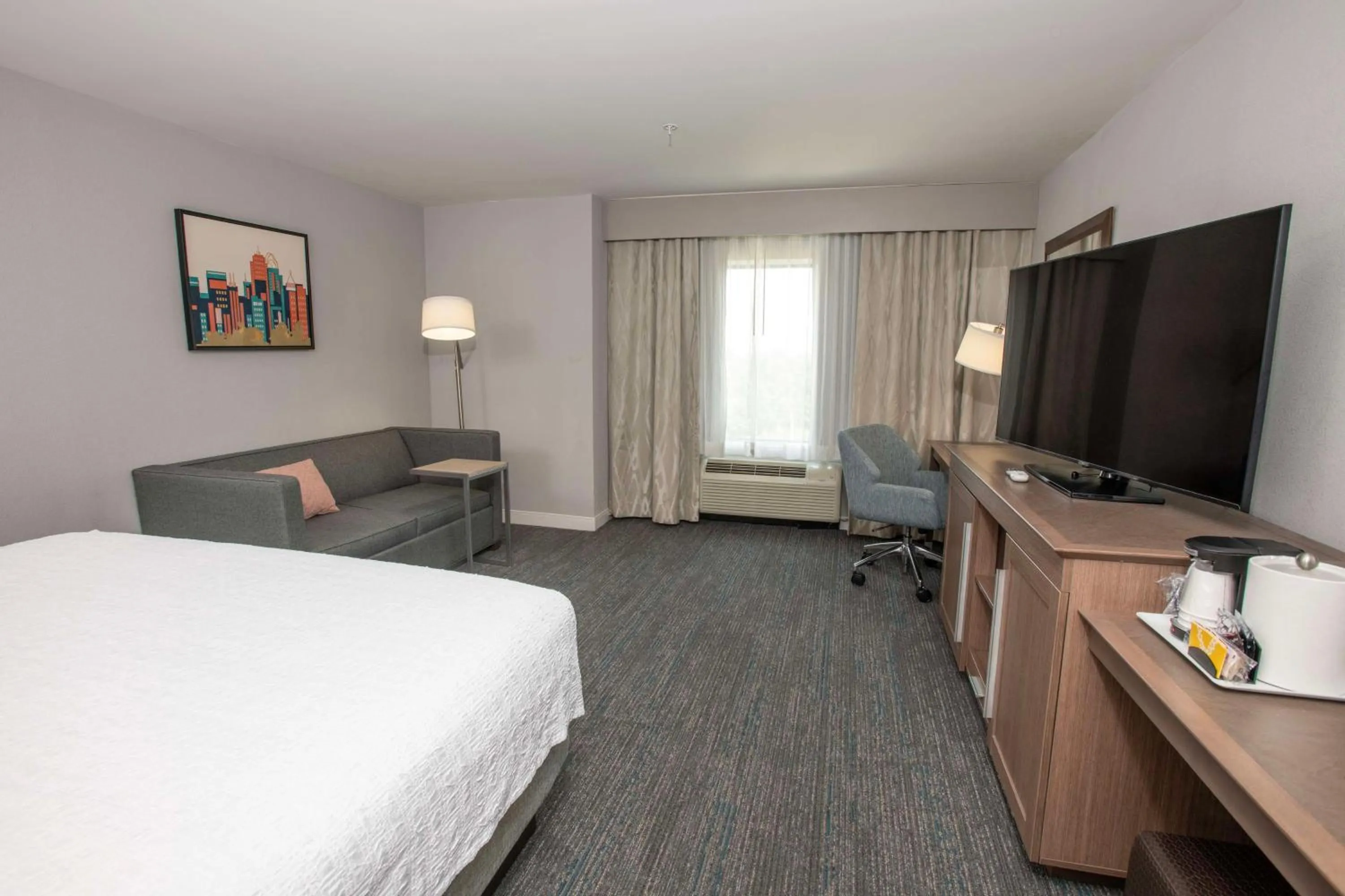 Bed in Hampton Inn & Suites - Cincinnati/Kenwood, OH