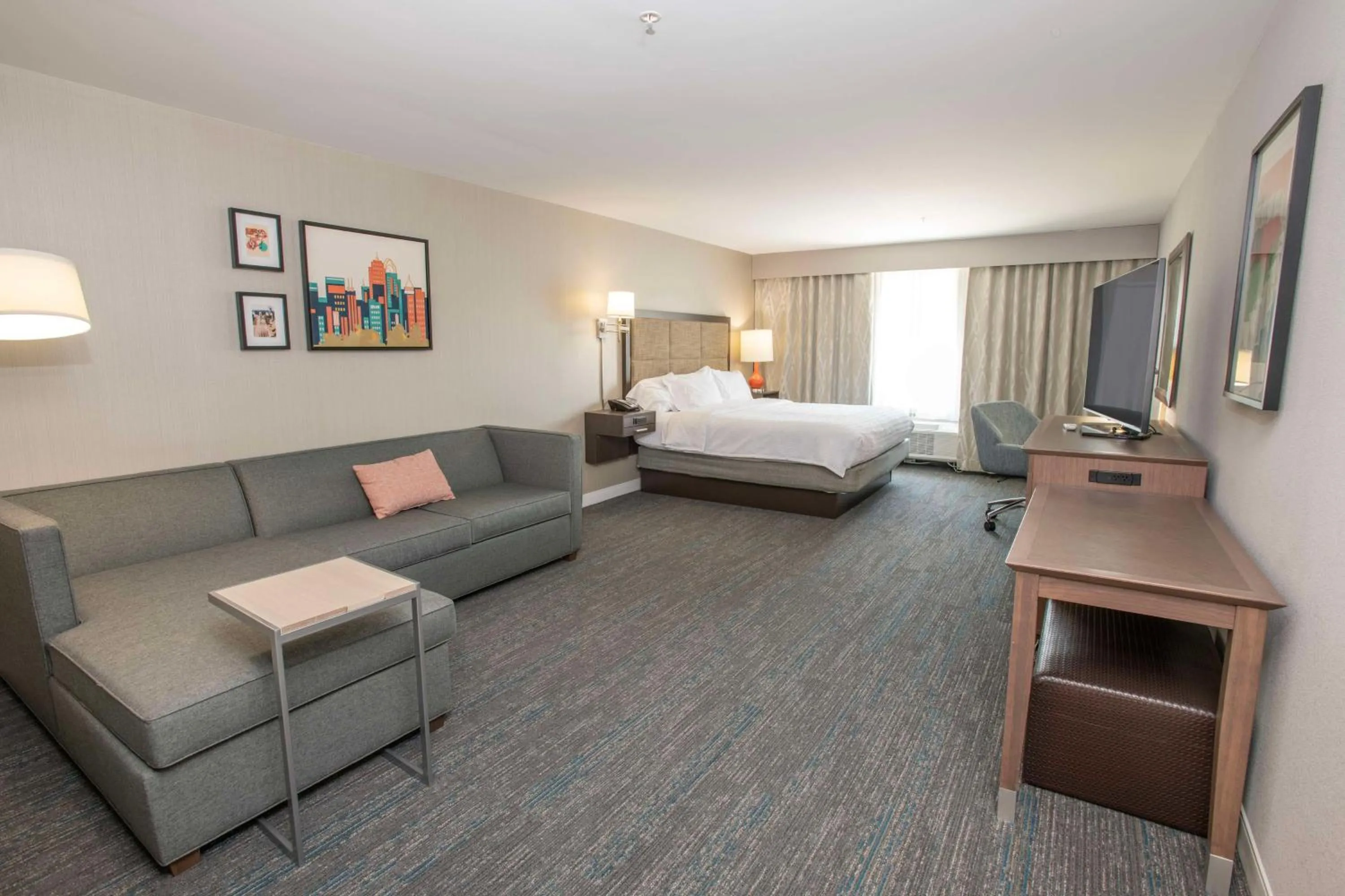Living room, Bed in Hampton Inn & Suites - Cincinnati/Kenwood, OH