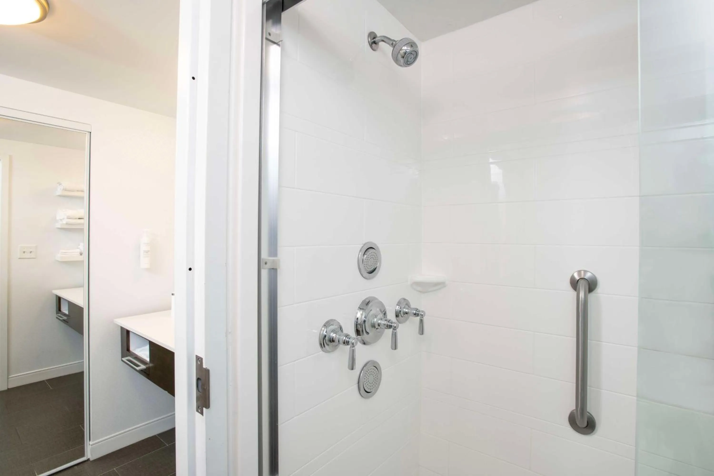 Bathroom in Hampton Inn & Suites - Cincinnati/Kenwood, OH