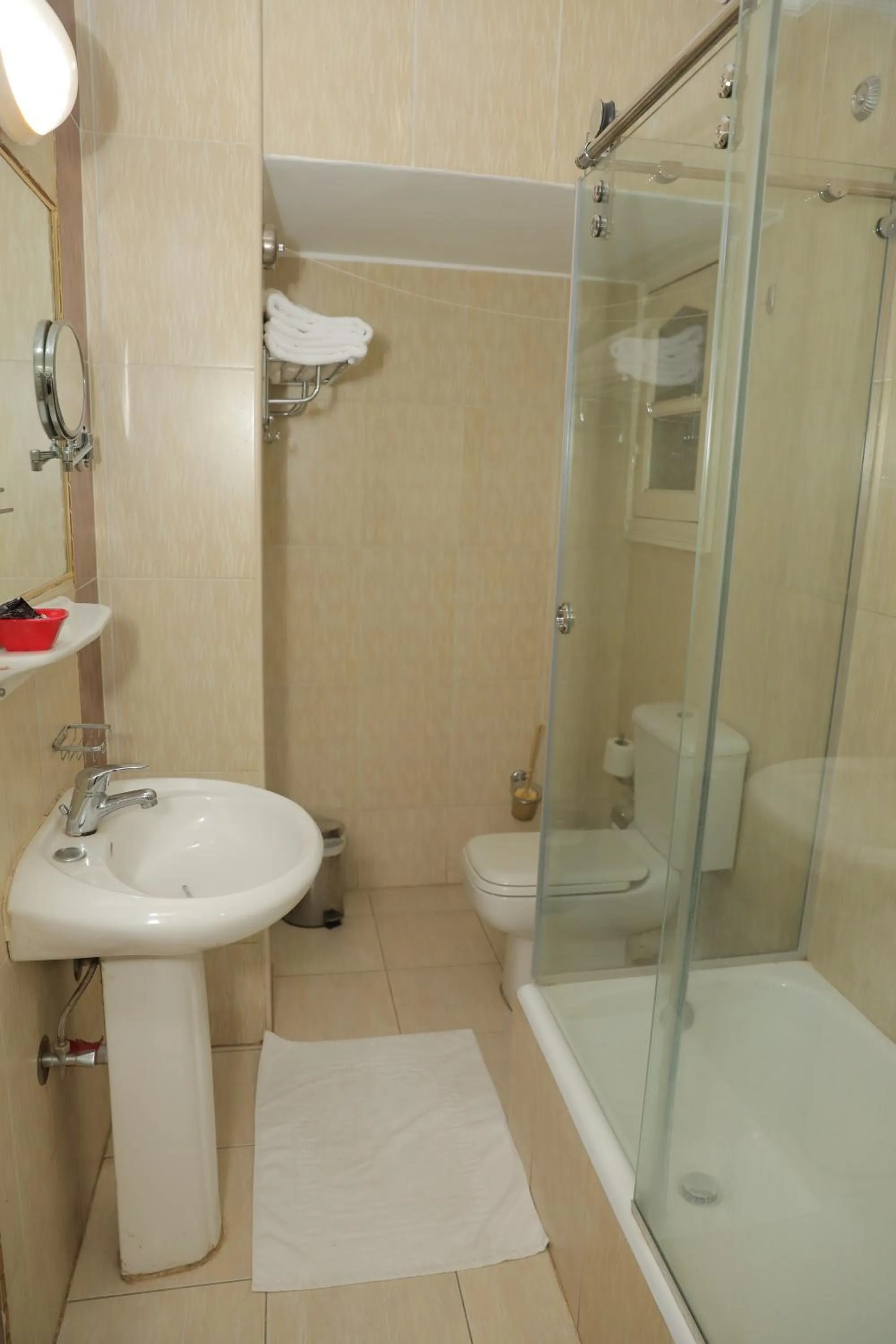 Bathroom in Happy City Hotel