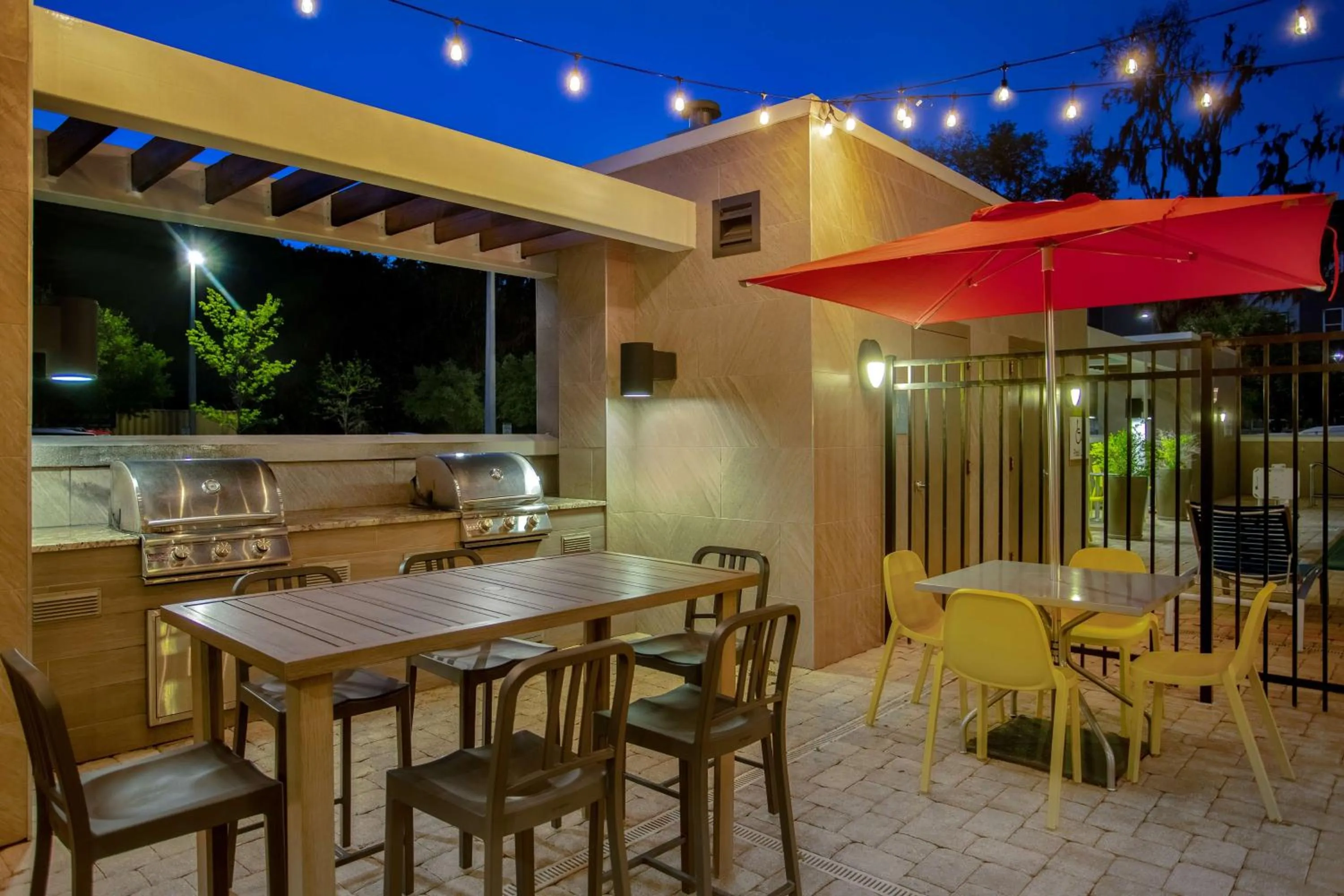 Dining area in Home2 Suites By Hilton Gainesville