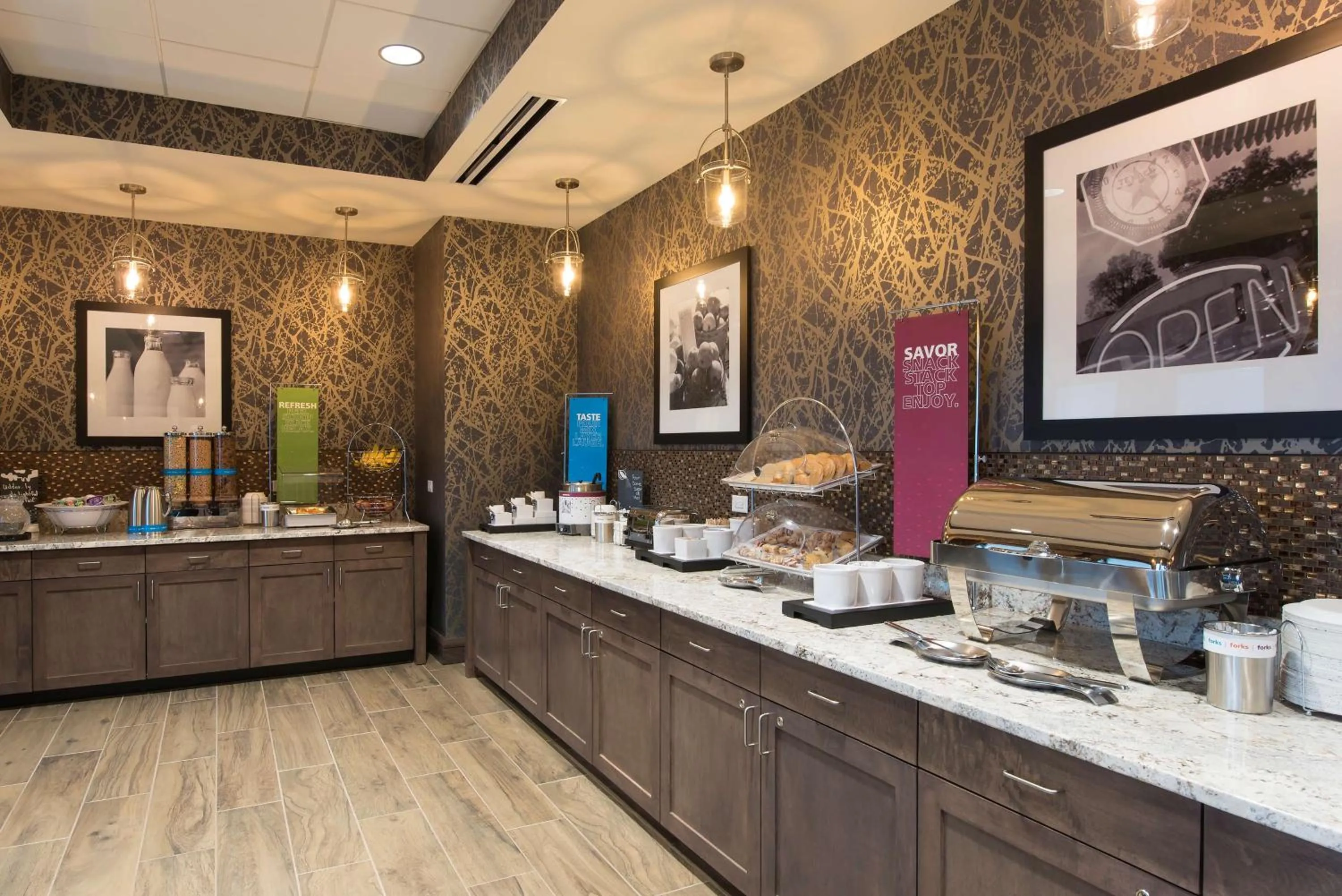 Buffet breakfast in Hampton Inn & Suites Grand Rapids Downtown
