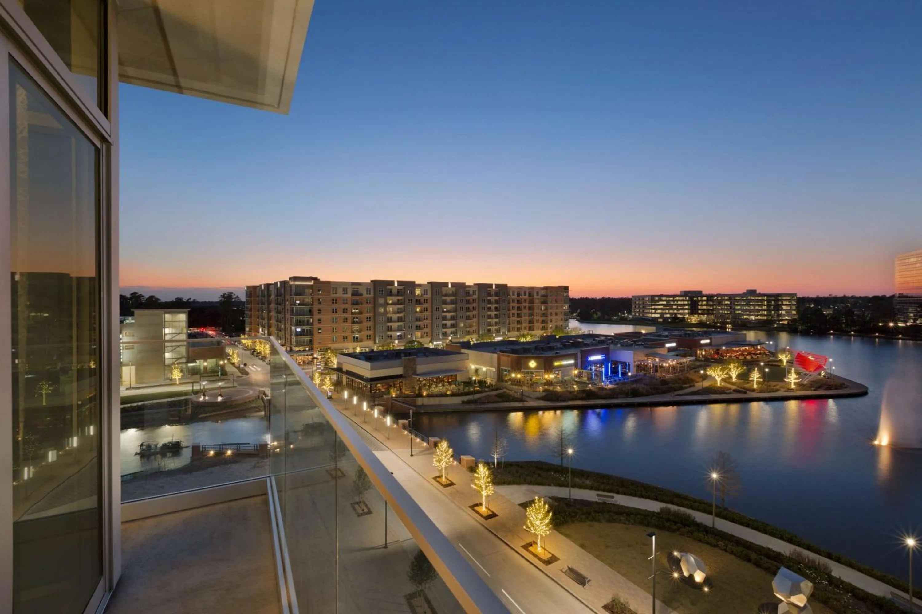 Bed in Embassy Suites by Hilton The Woodlands
