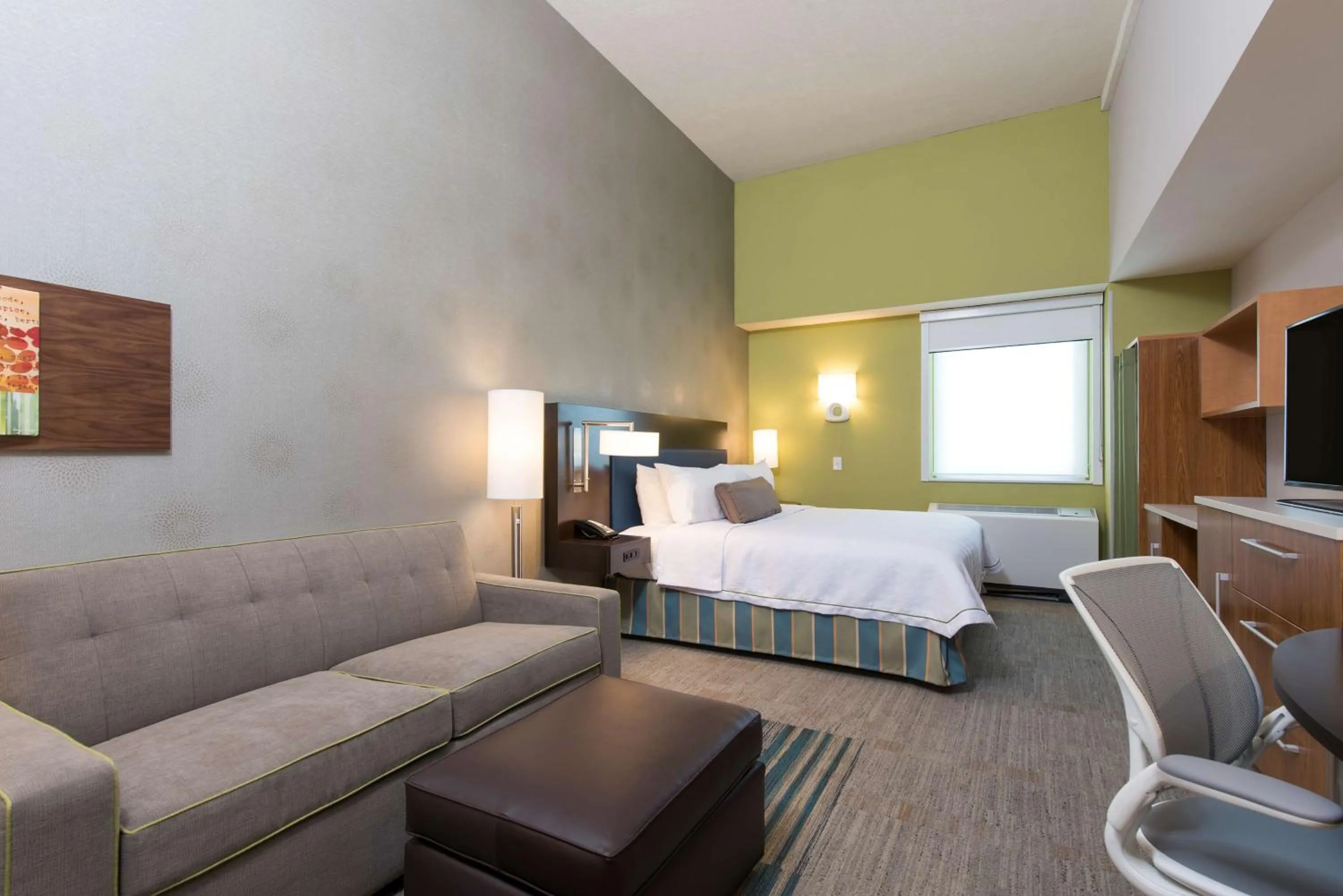 Living room, Bed in Home2 Suites by Hilton Indianapolis Downtown