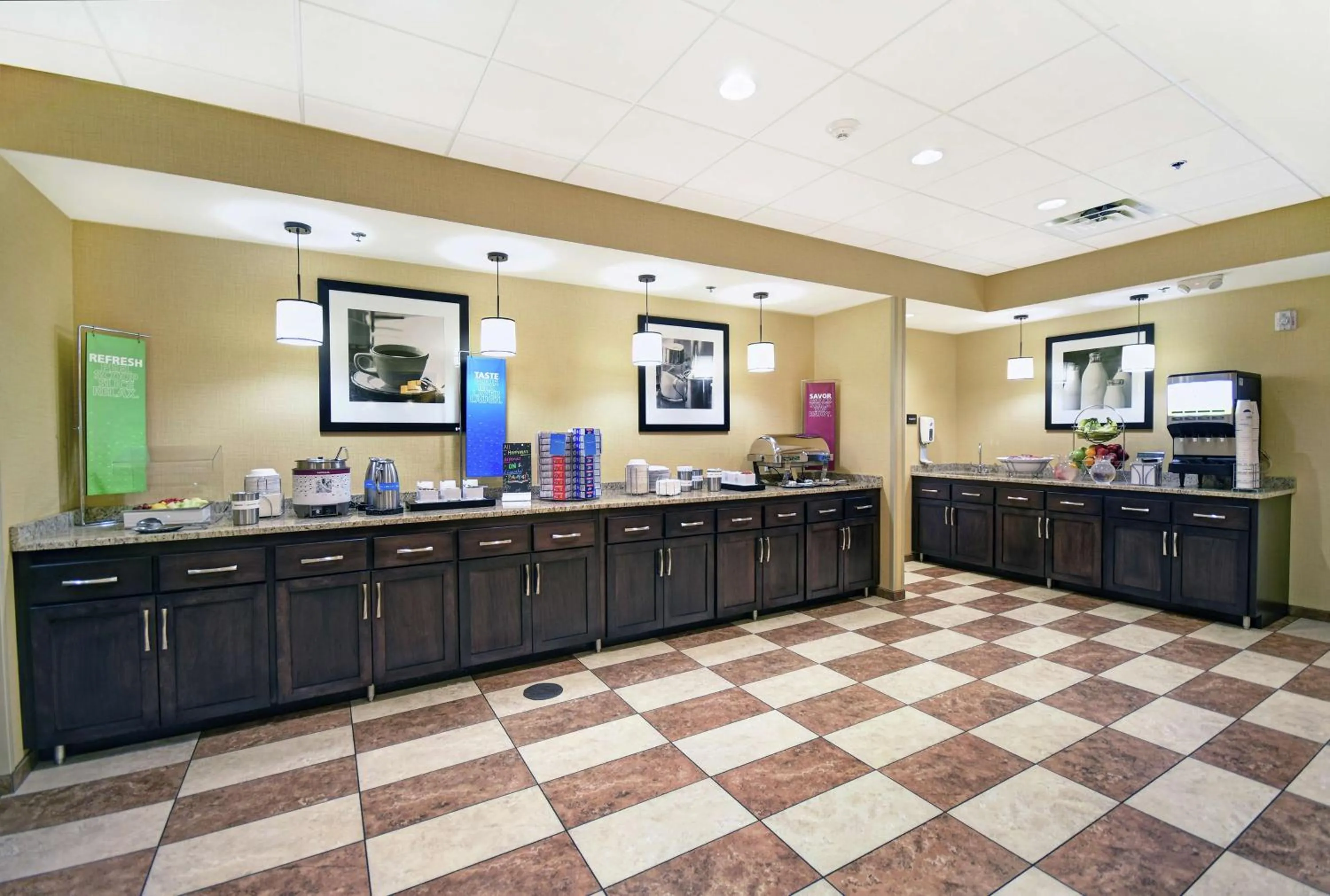 Dining area in Hampton Inn & Suites Milwaukee/Franklin