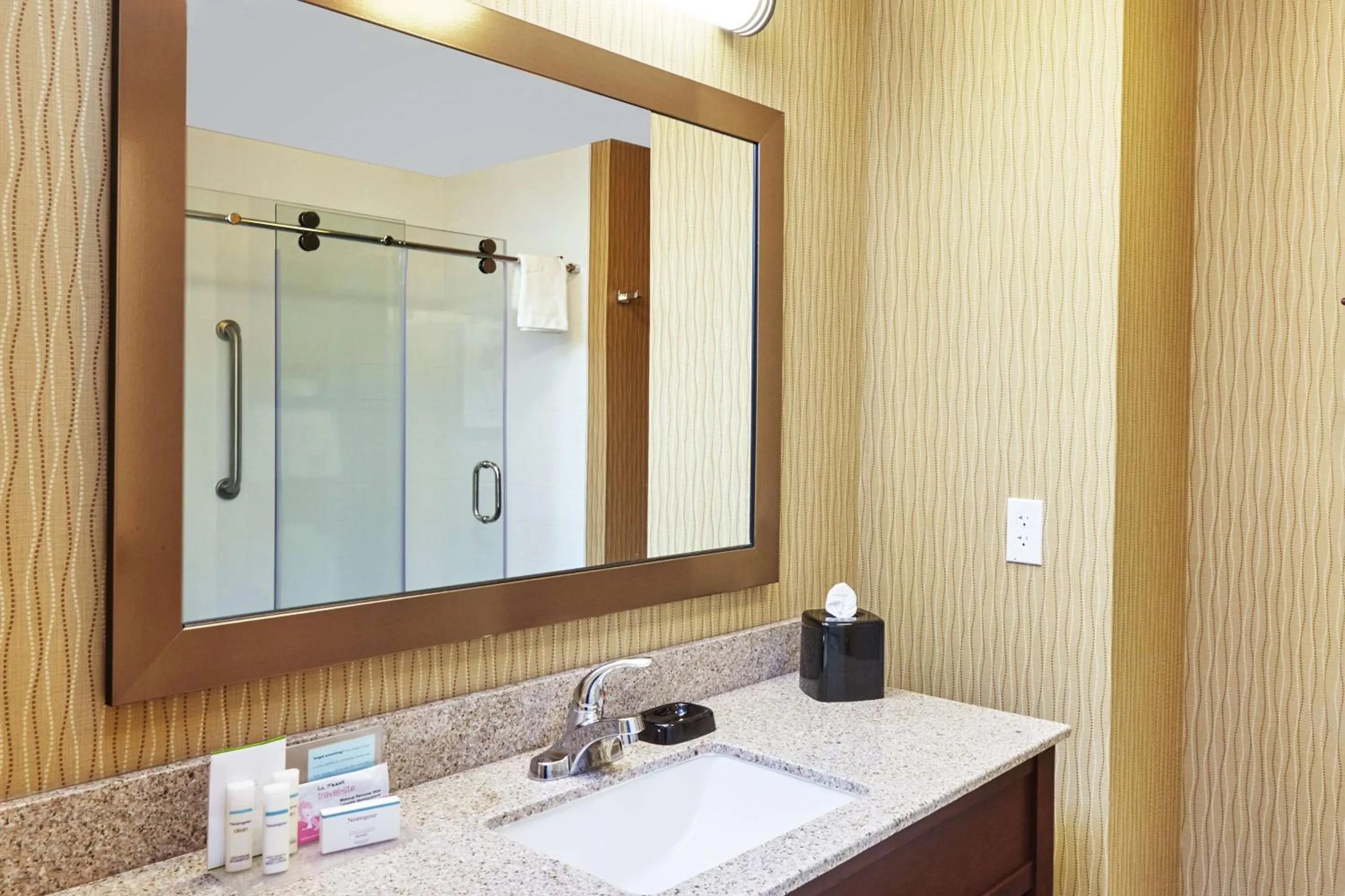 Bathroom in Hampton Inn & Suites Milwaukee/Franklin