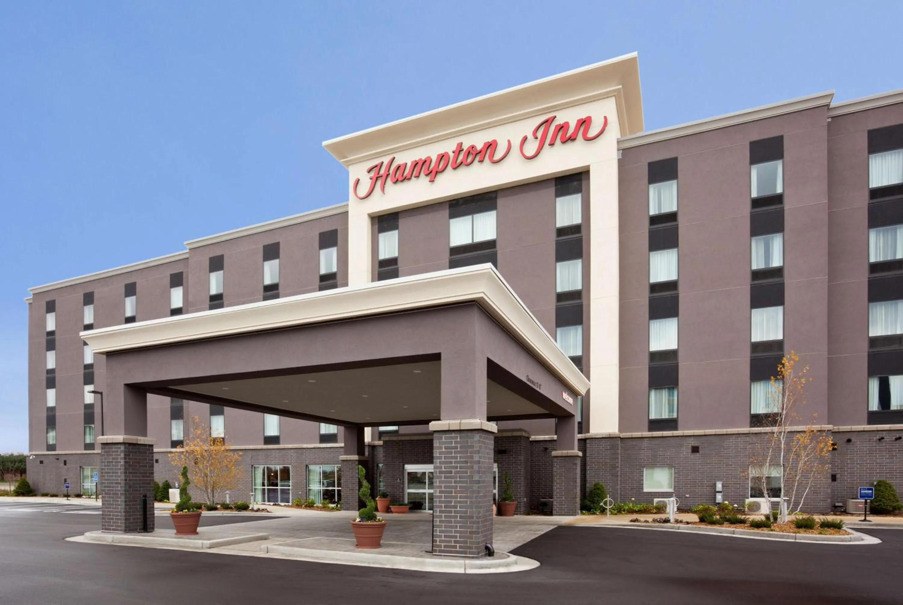 Property building in Hampton Inn Minneapolis Bloomington West