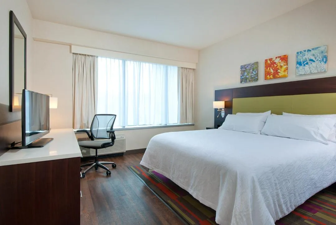 Photo of the whole room, Bed in Hilton Garden Inn Pittsburgh Downtown
