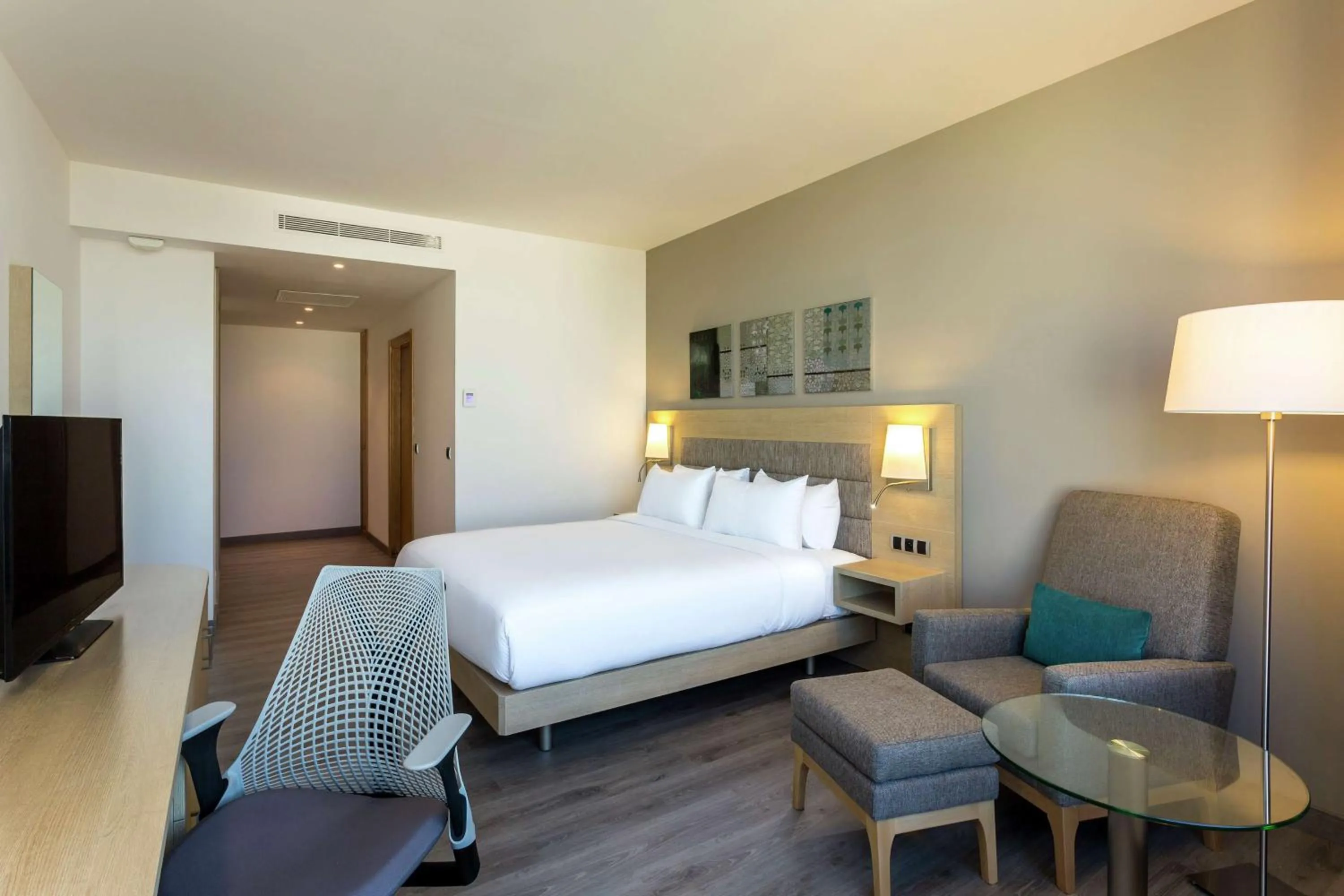 Bedroom, Bed in Hilton Garden Inn Tanger City Center