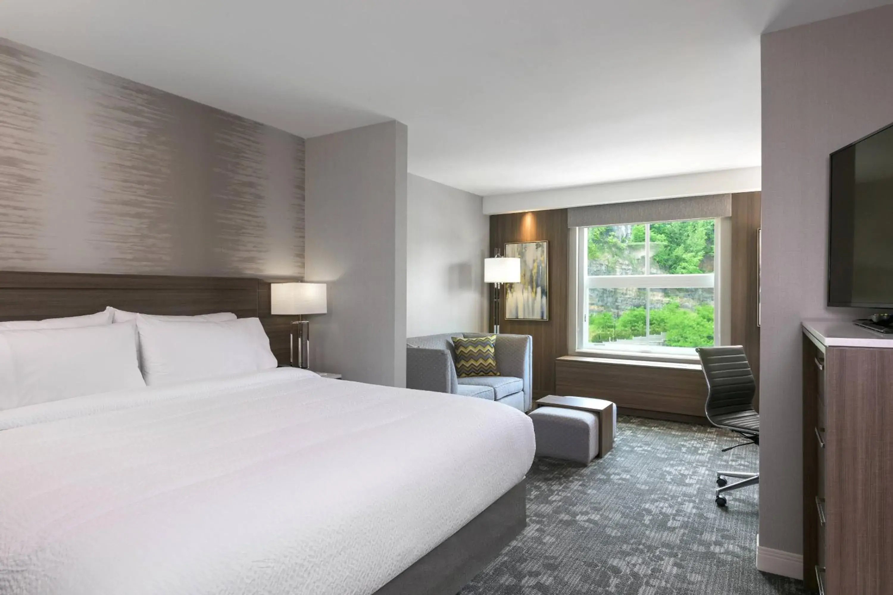 Superior King Room in Courtyard by Marriott Edgewater NYC Area Superior King Room in Courtyard by Marriott Edgewater NYC Area