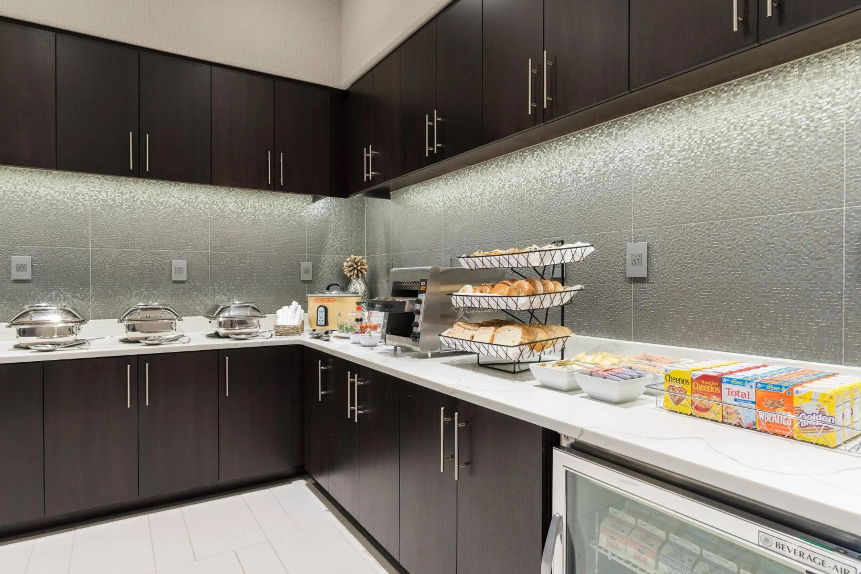 Breakfast in Courtyard by Marriott Edgewater NYC Area