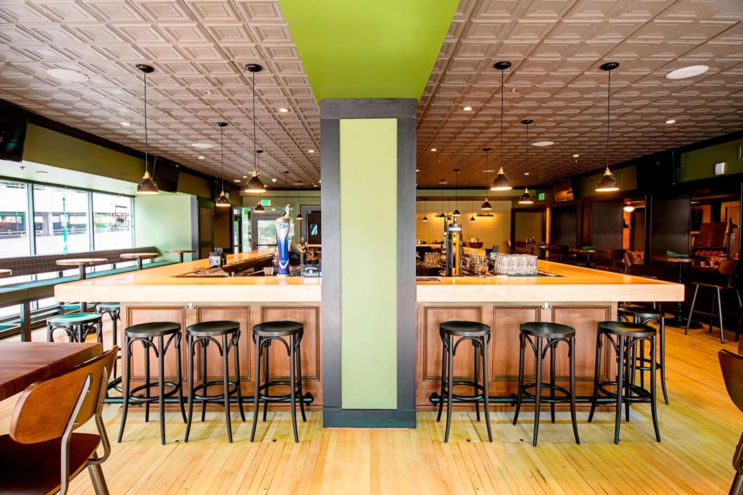 Lounge or bar in Marriott Syracuse Downtown