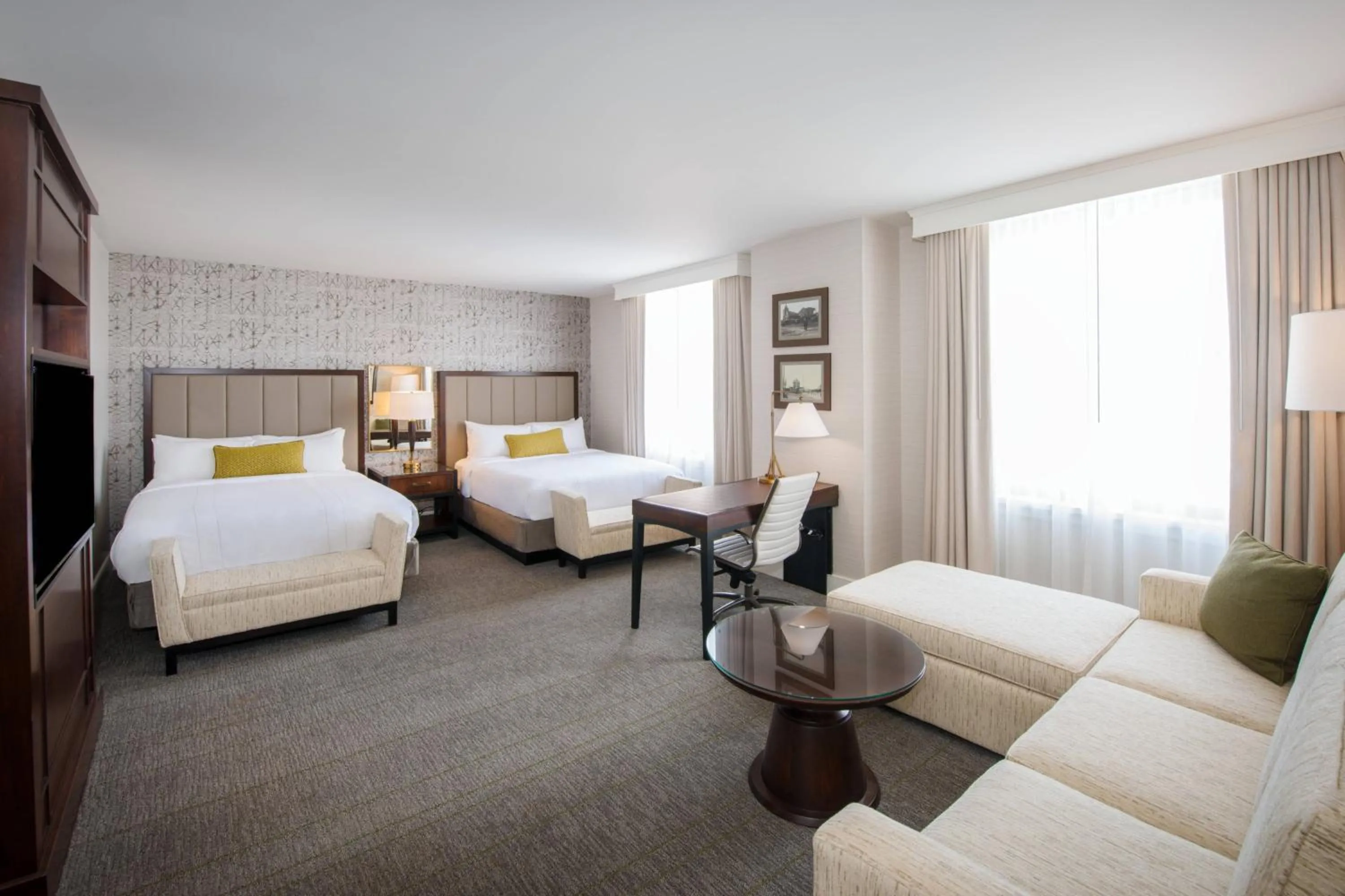 Photo of the whole room, Bed in Marriott Syracuse Downtown