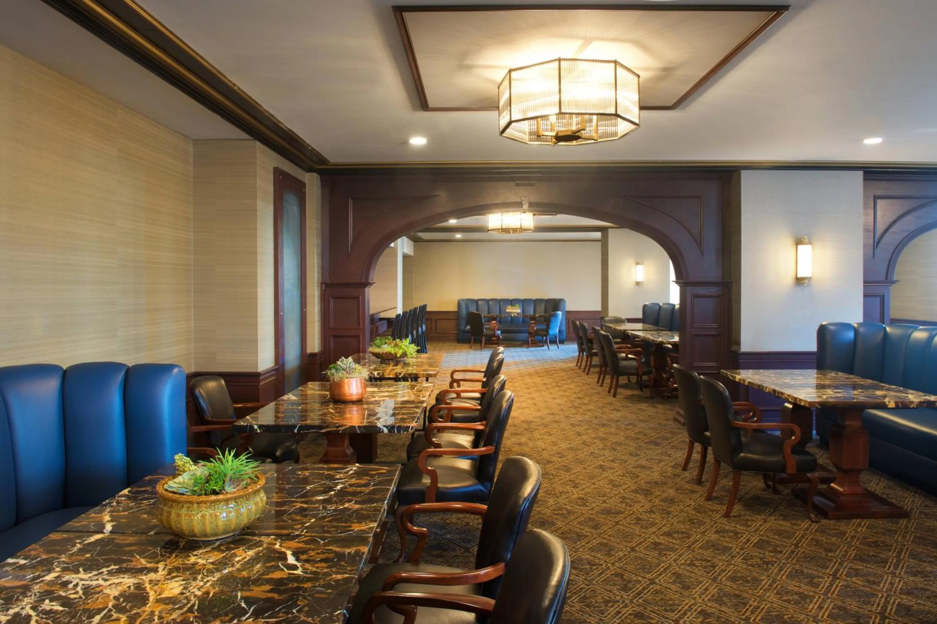 Restaurant/places to eat in Marriott Syracuse Downtown