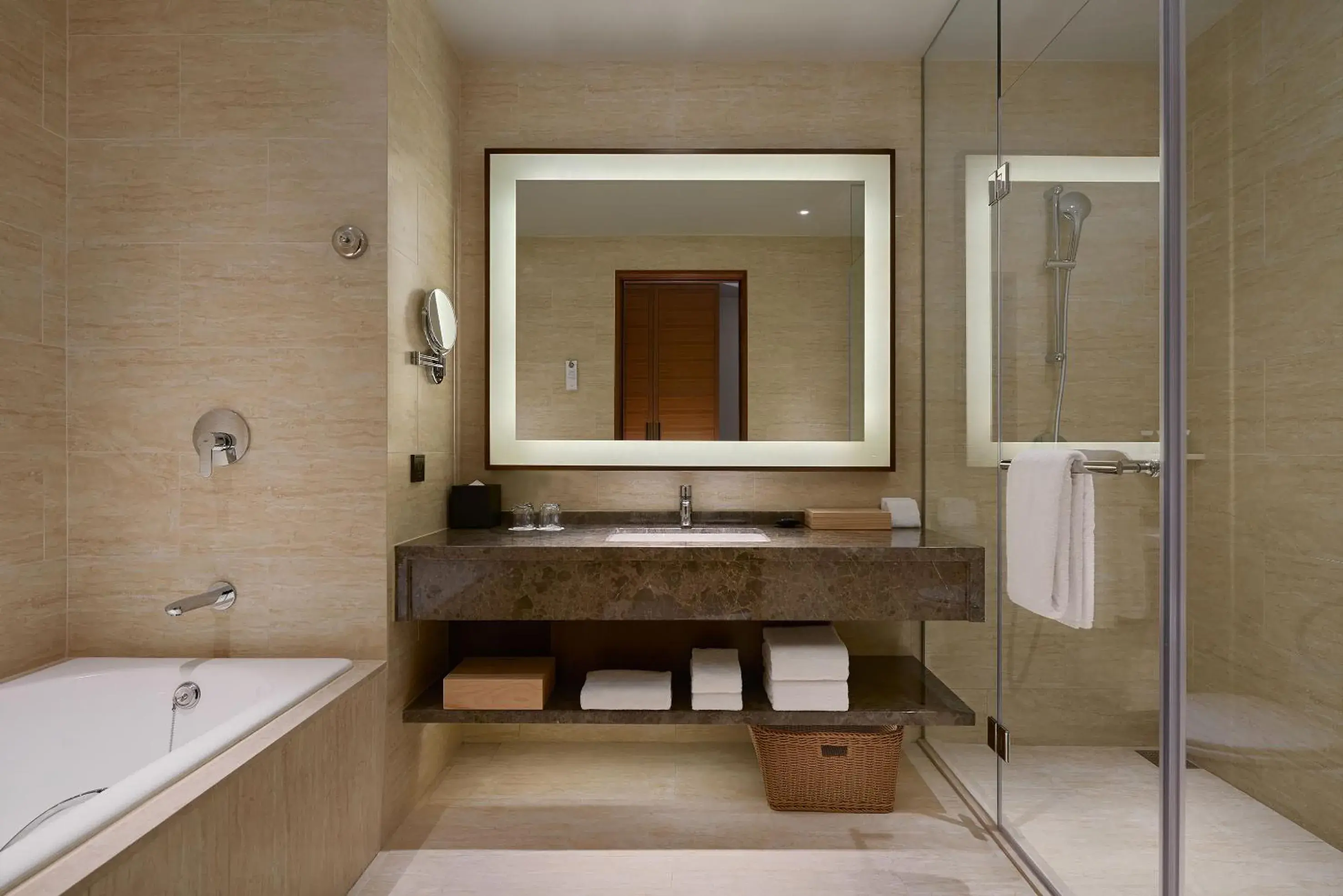 Deluxe Guest Room with King Bed in Courtyard by Marriott Taipei Deluxe Guest Room with King Bed in Courtyard by Marriott Taipei