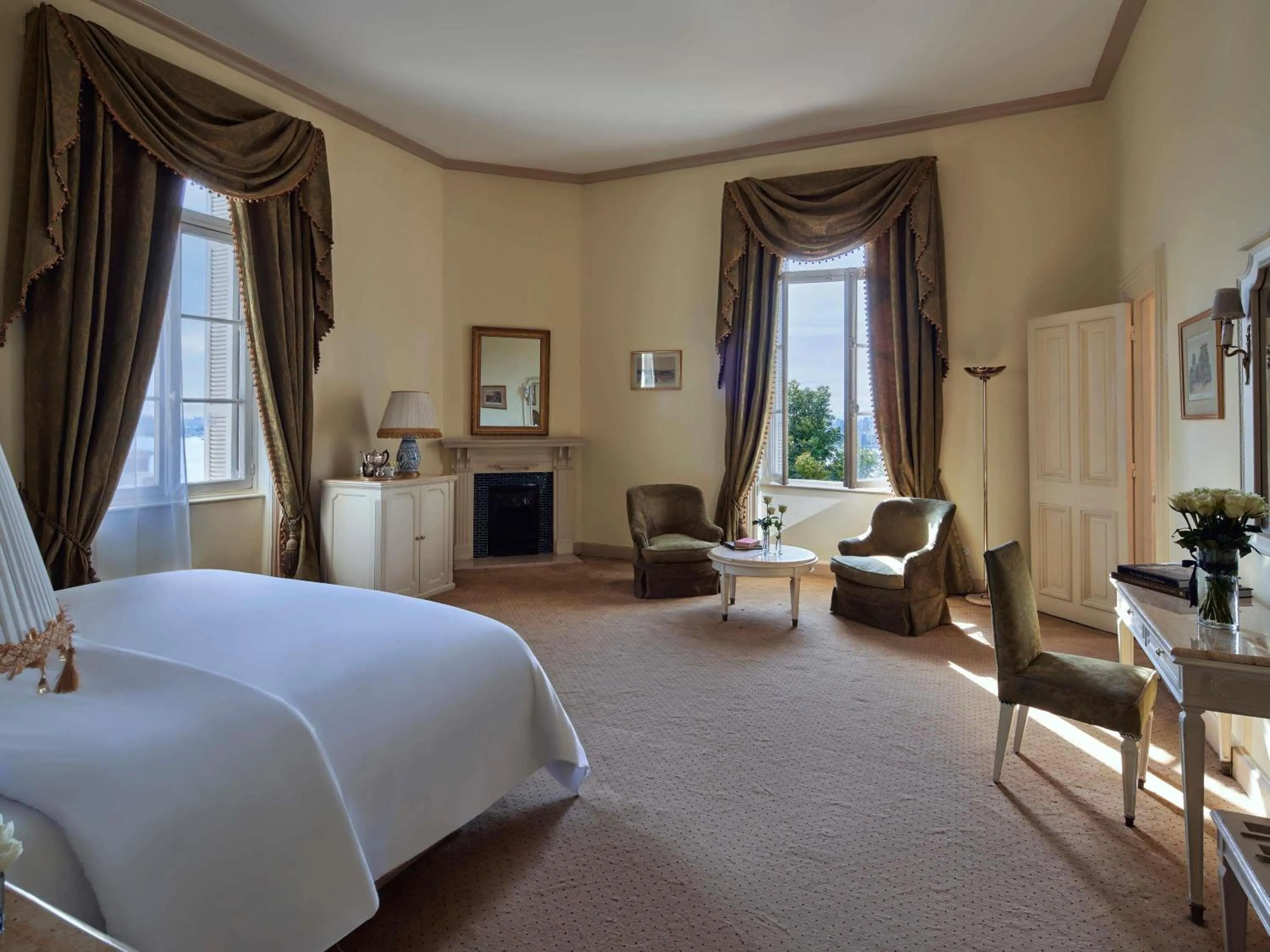 Bedroom, Bed in Sofitel Winter Palace Luxor