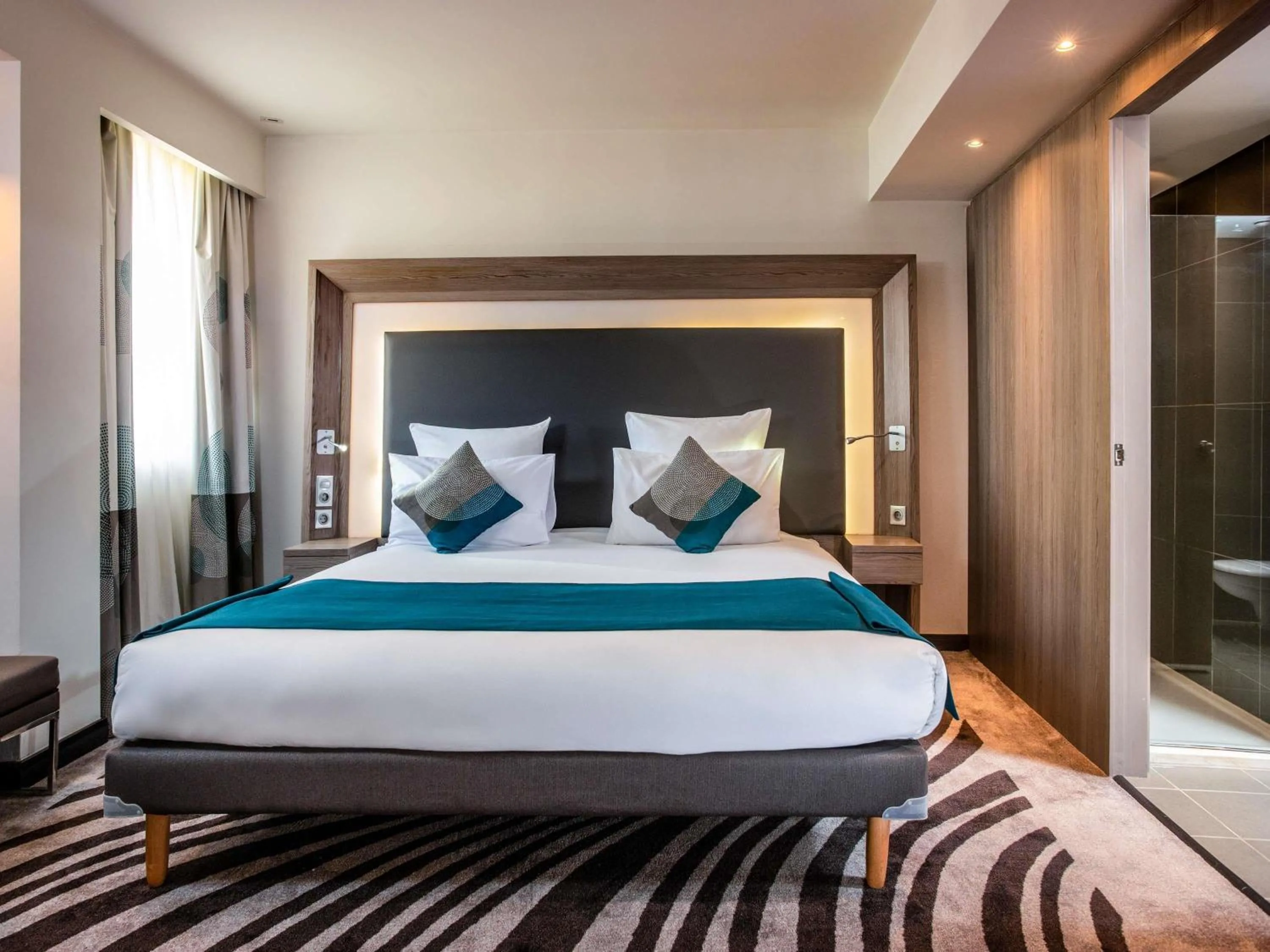 Bedroom, Bed in Novotel Cairo Airport