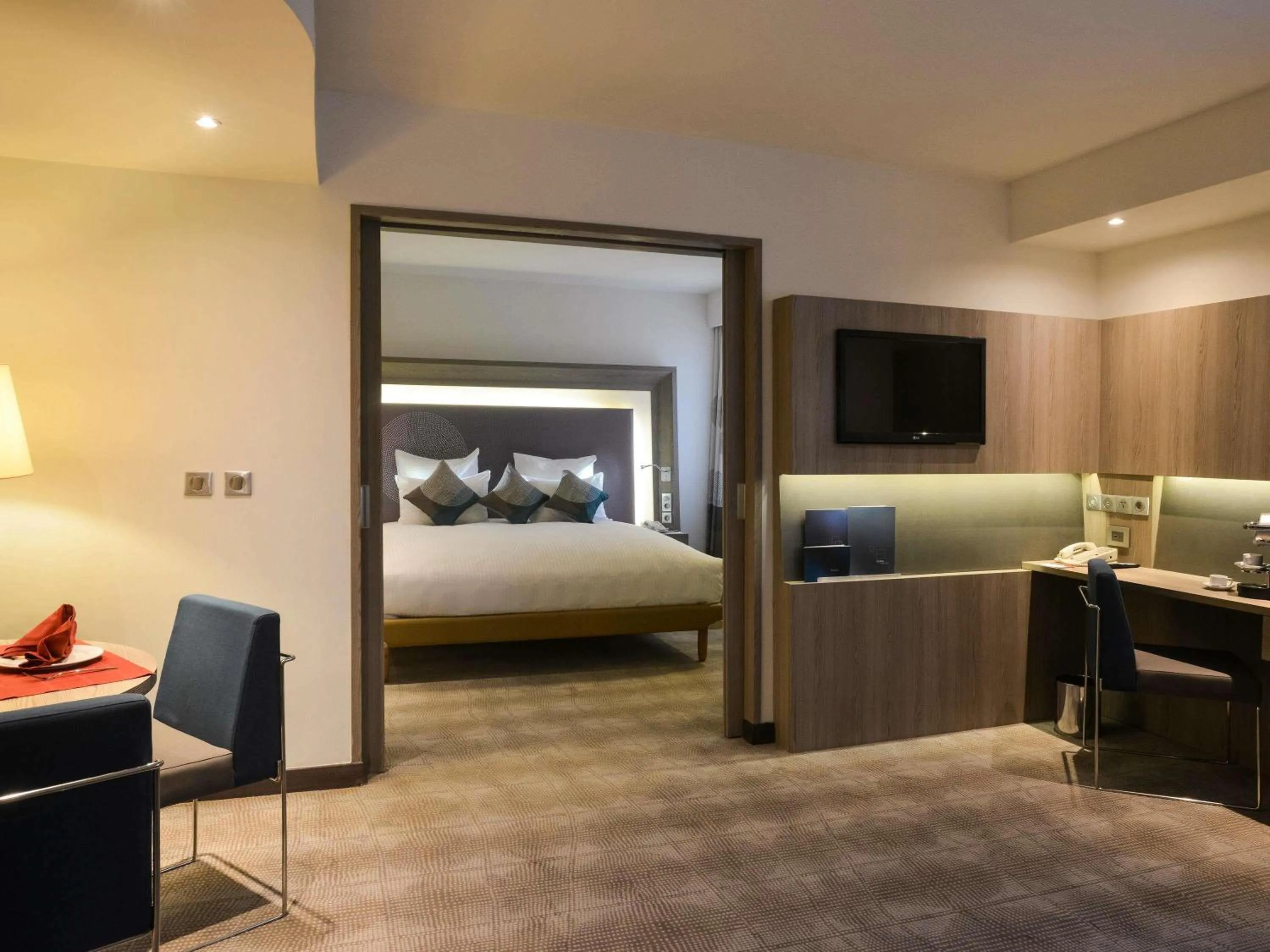 Bedroom, Bed in Novotel Cairo Airport