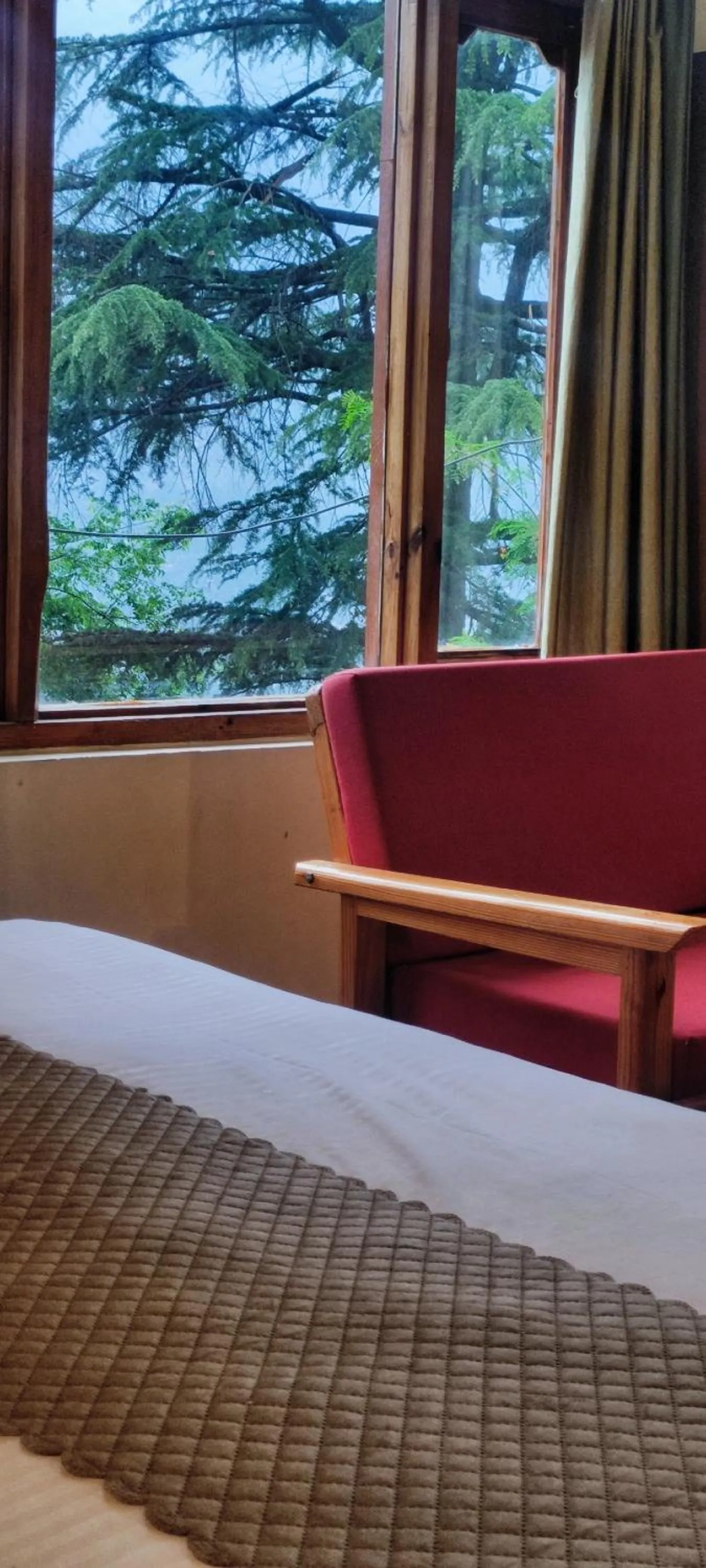 Bed in Soham's Chateau De Naggar - Manali