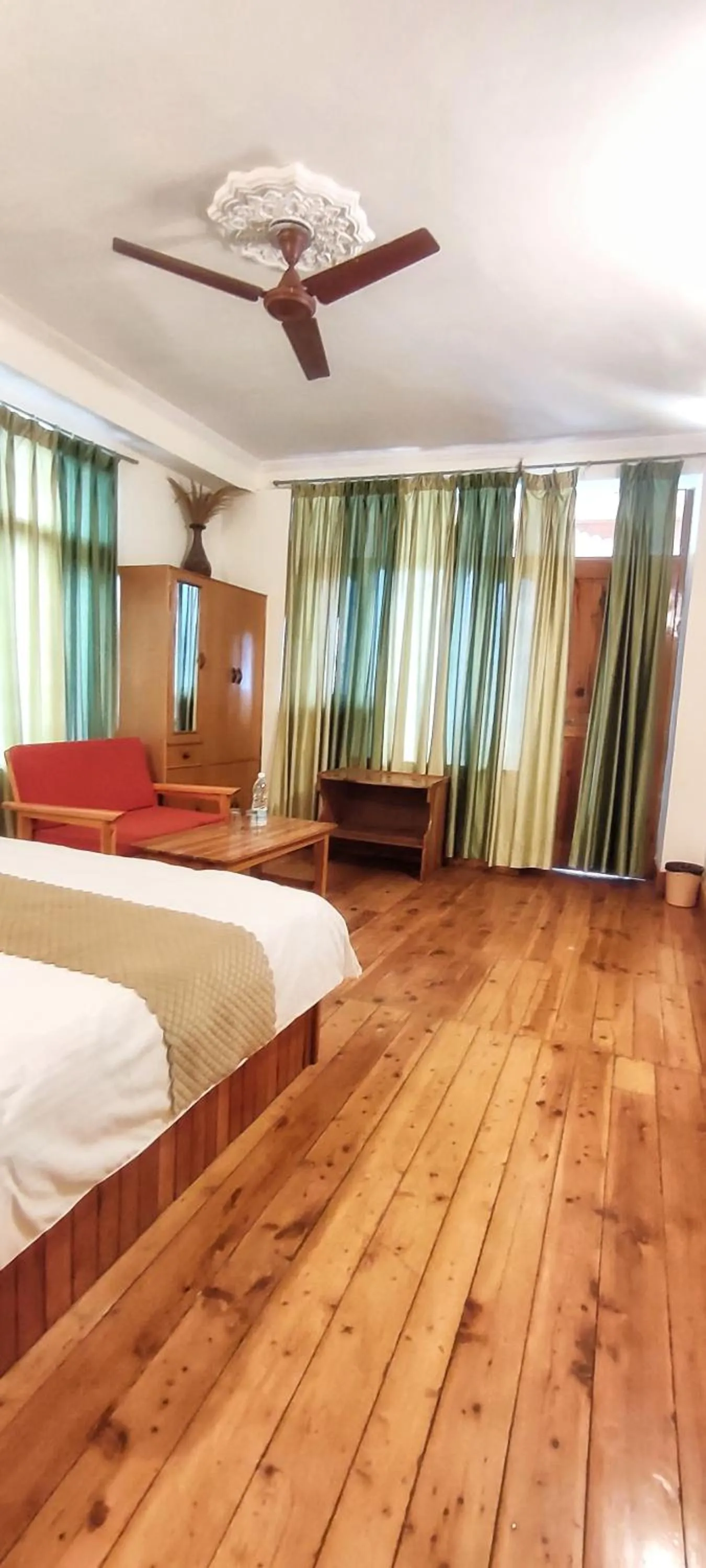 Bed in Soham's Chateau De Naggar - Manali