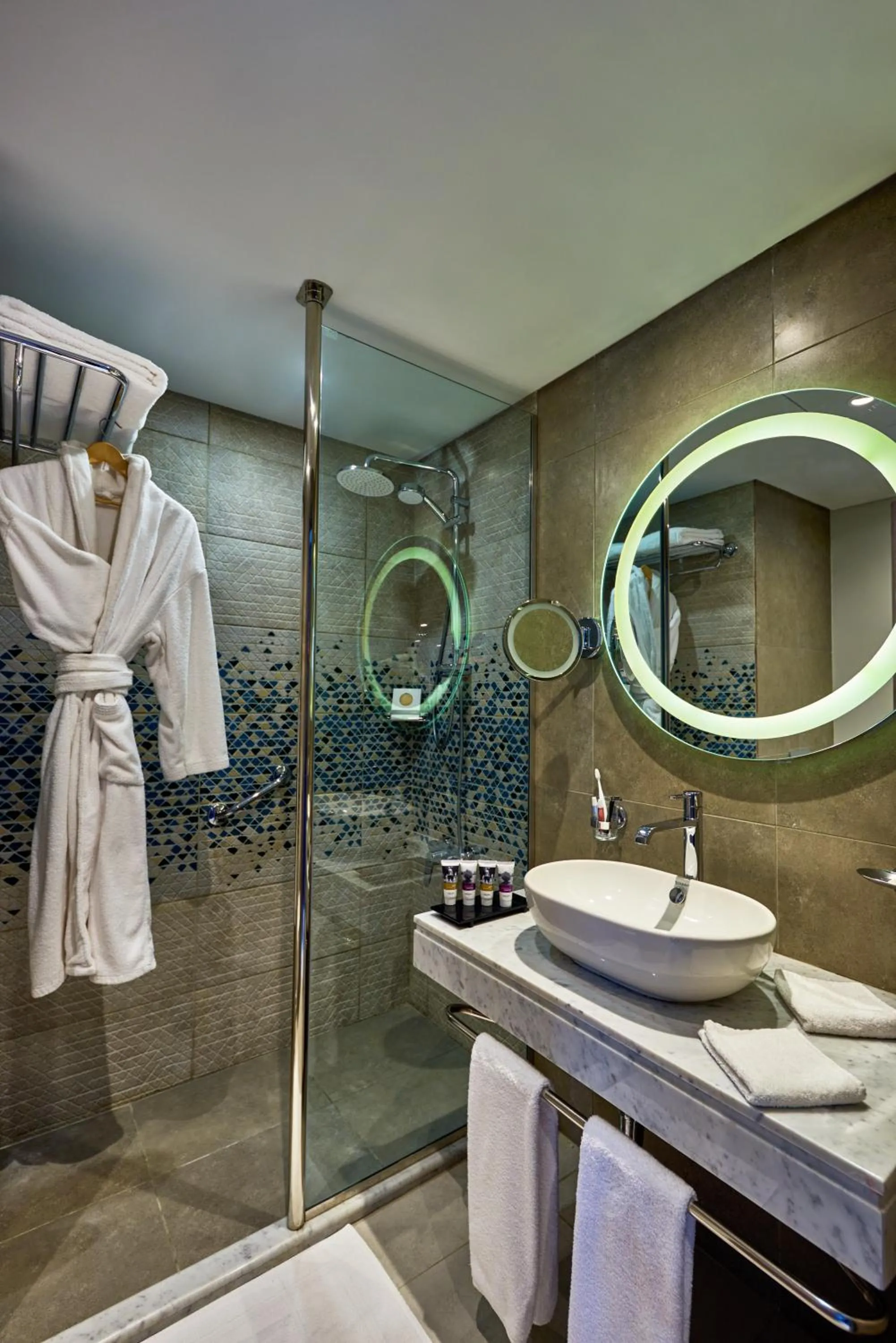 Shower in Mercure Ismailia Forsan Island