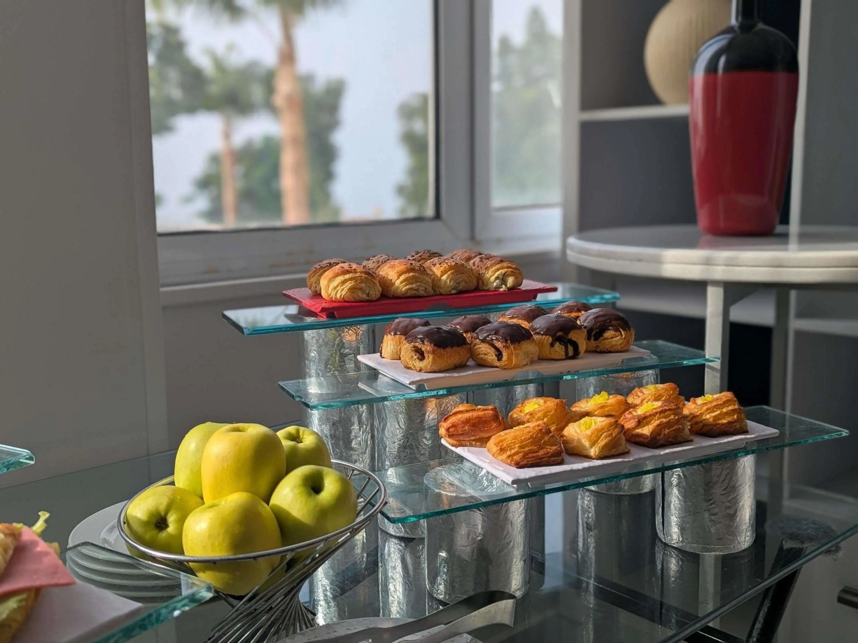 Restaurant/places to eat in Mercure Ismailia Forsan Island