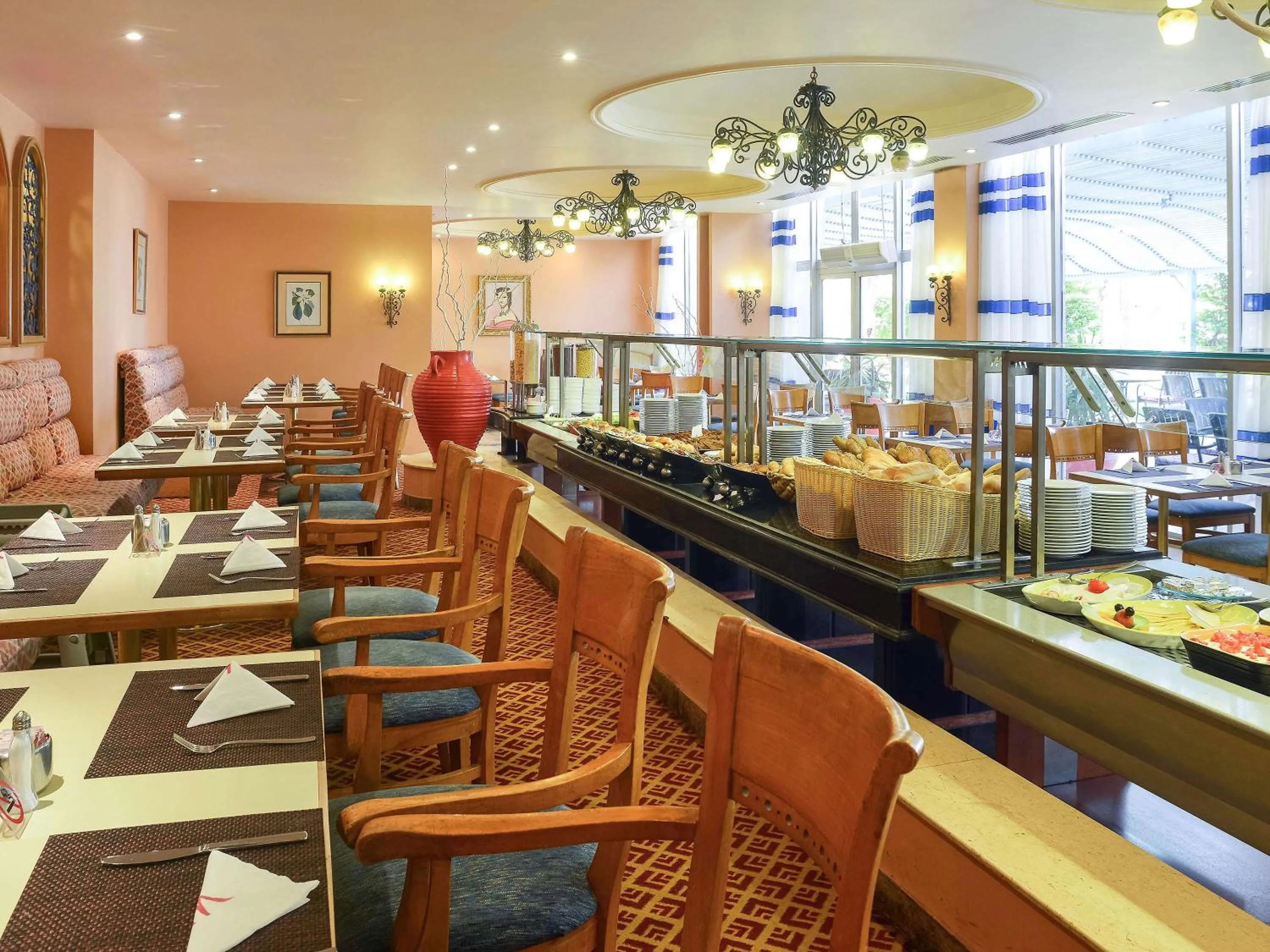 Restaurant/places to eat in Mercure Ismailia Forsan Island