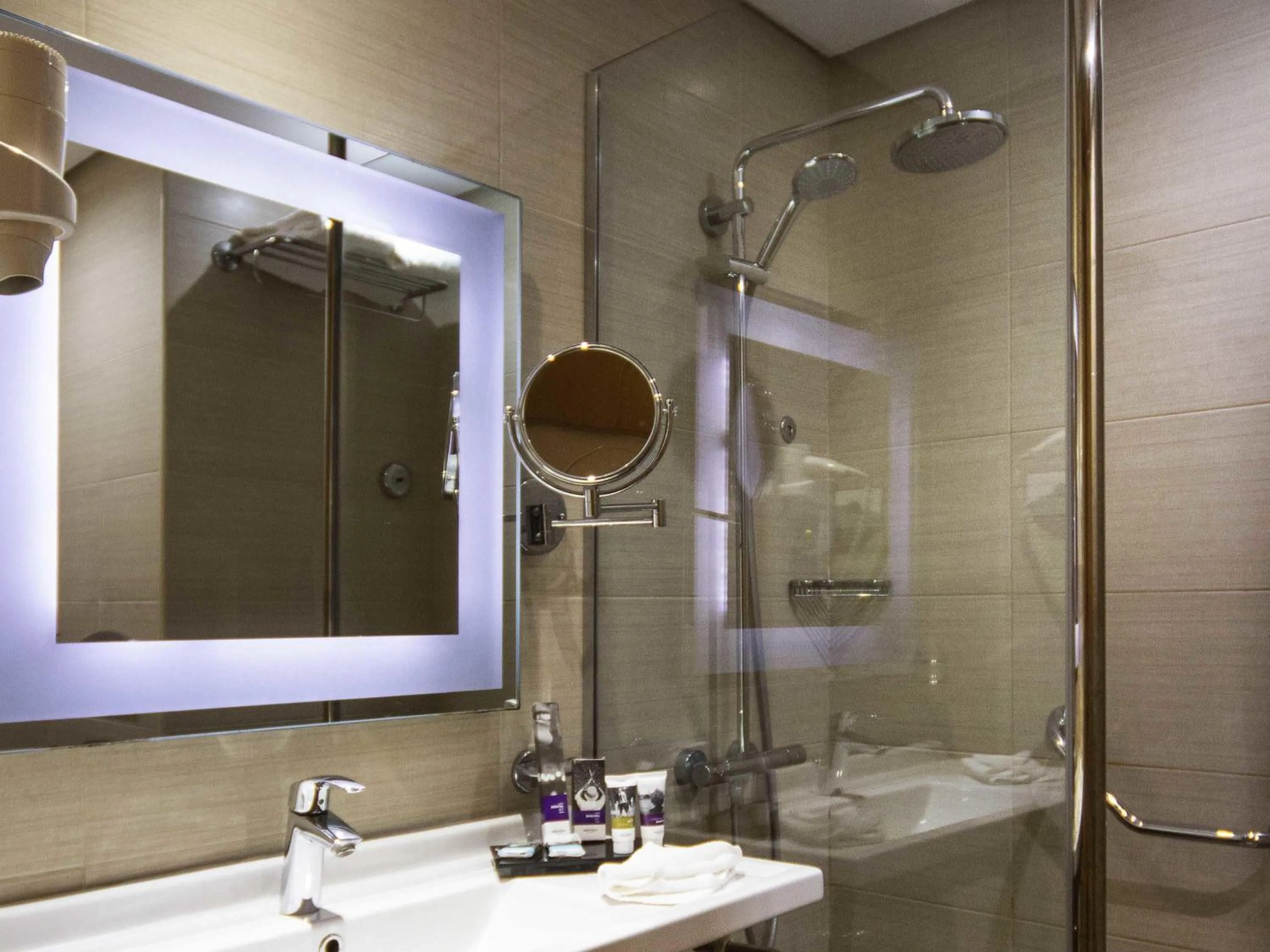 Shower in Mercure Ismailia Forsan Island