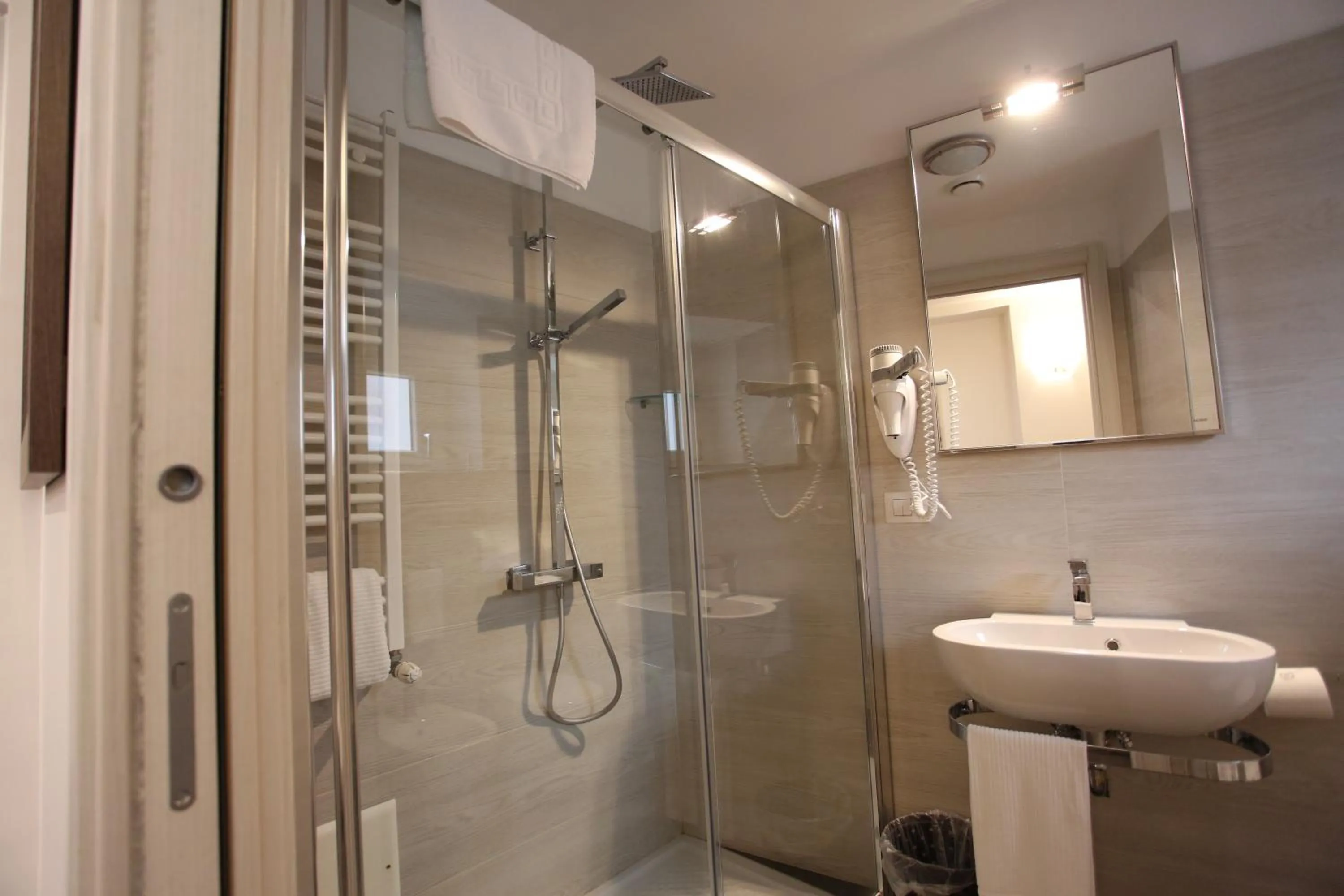 Shower in Hotel Eubea