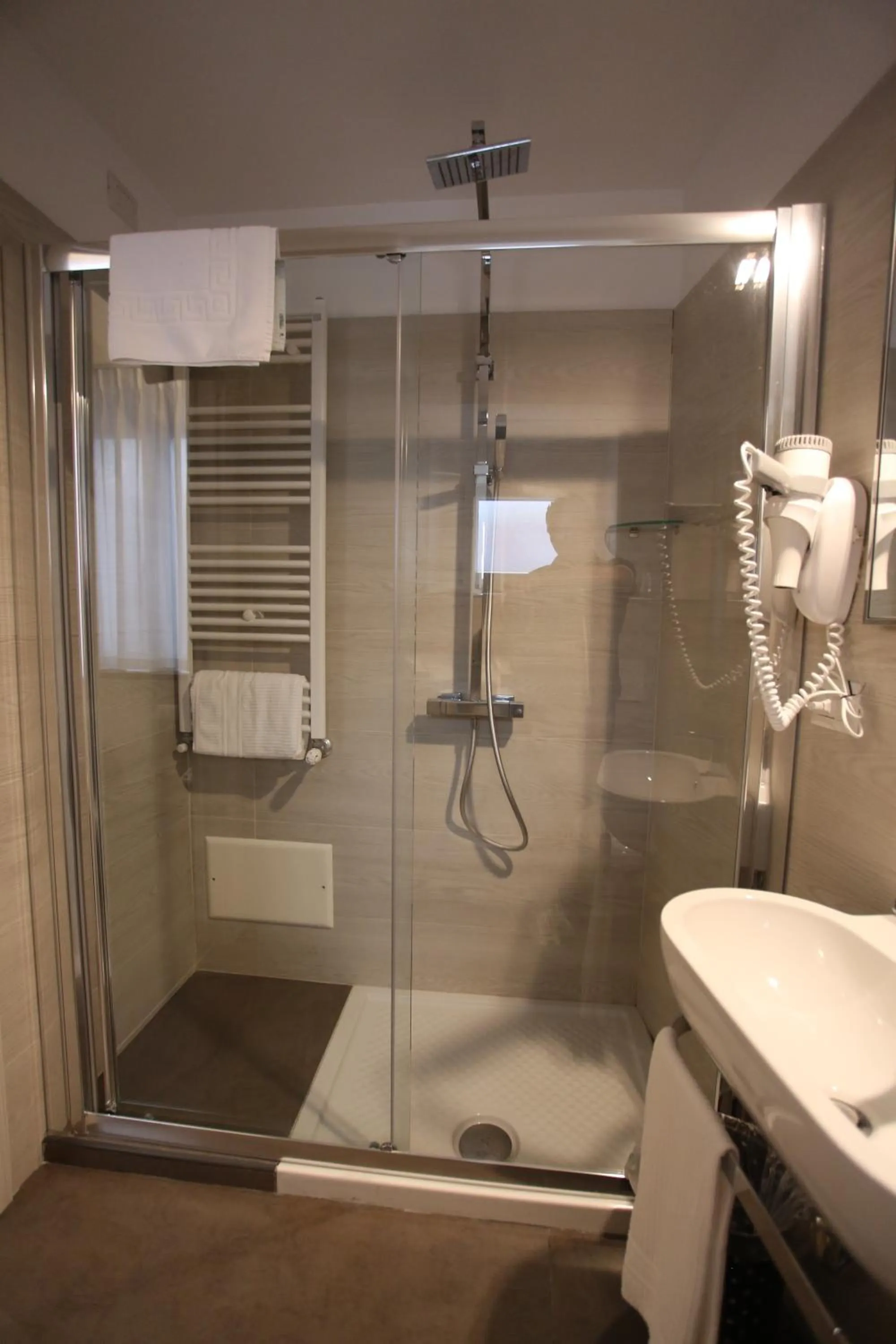 Shower in Hotel Eubea