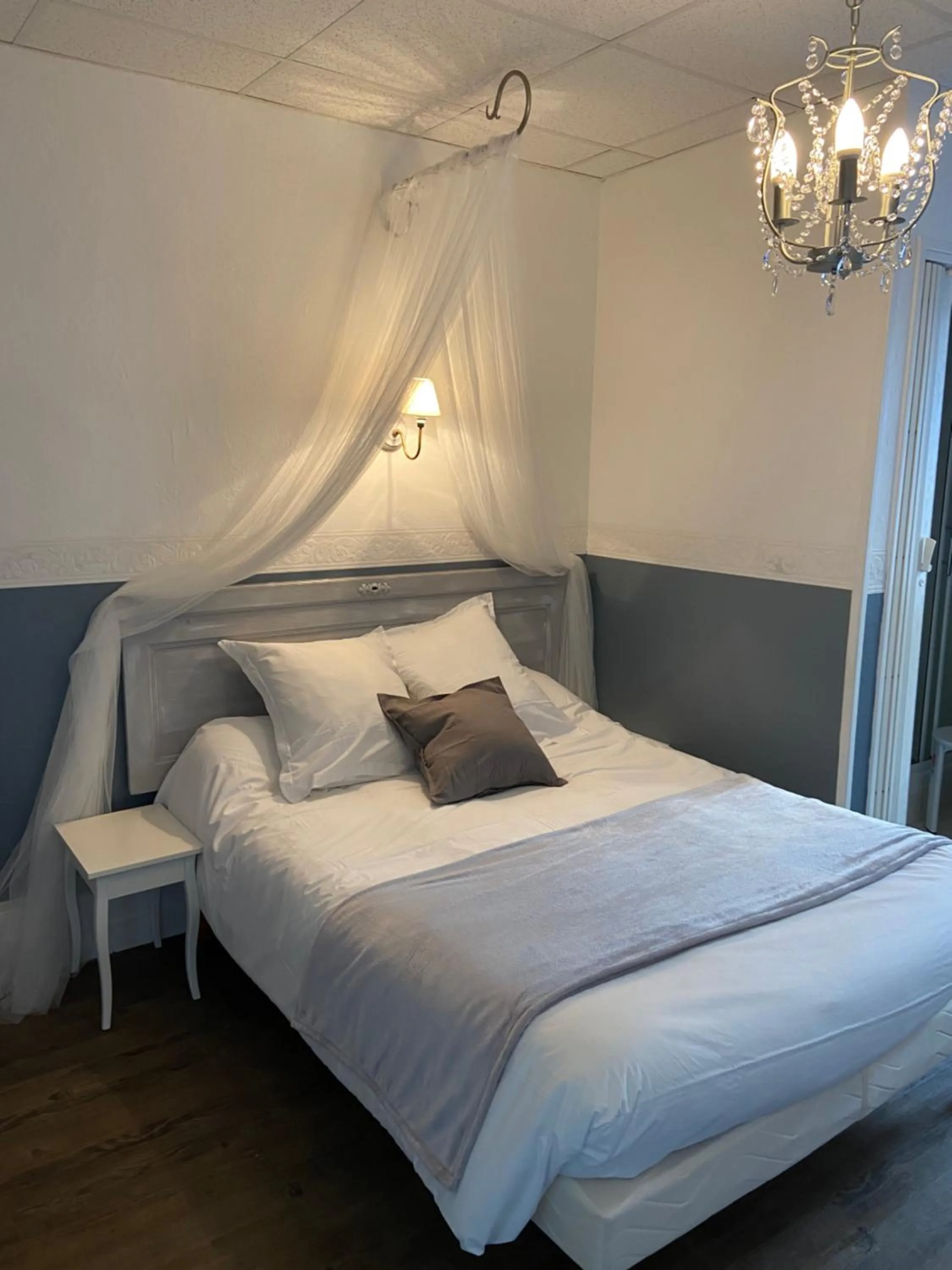 Photo of the whole room, Bed in Au Fin Gourmet