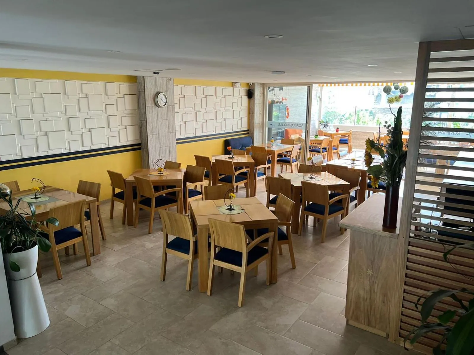 Restaurant/places to eat in Hotel H53