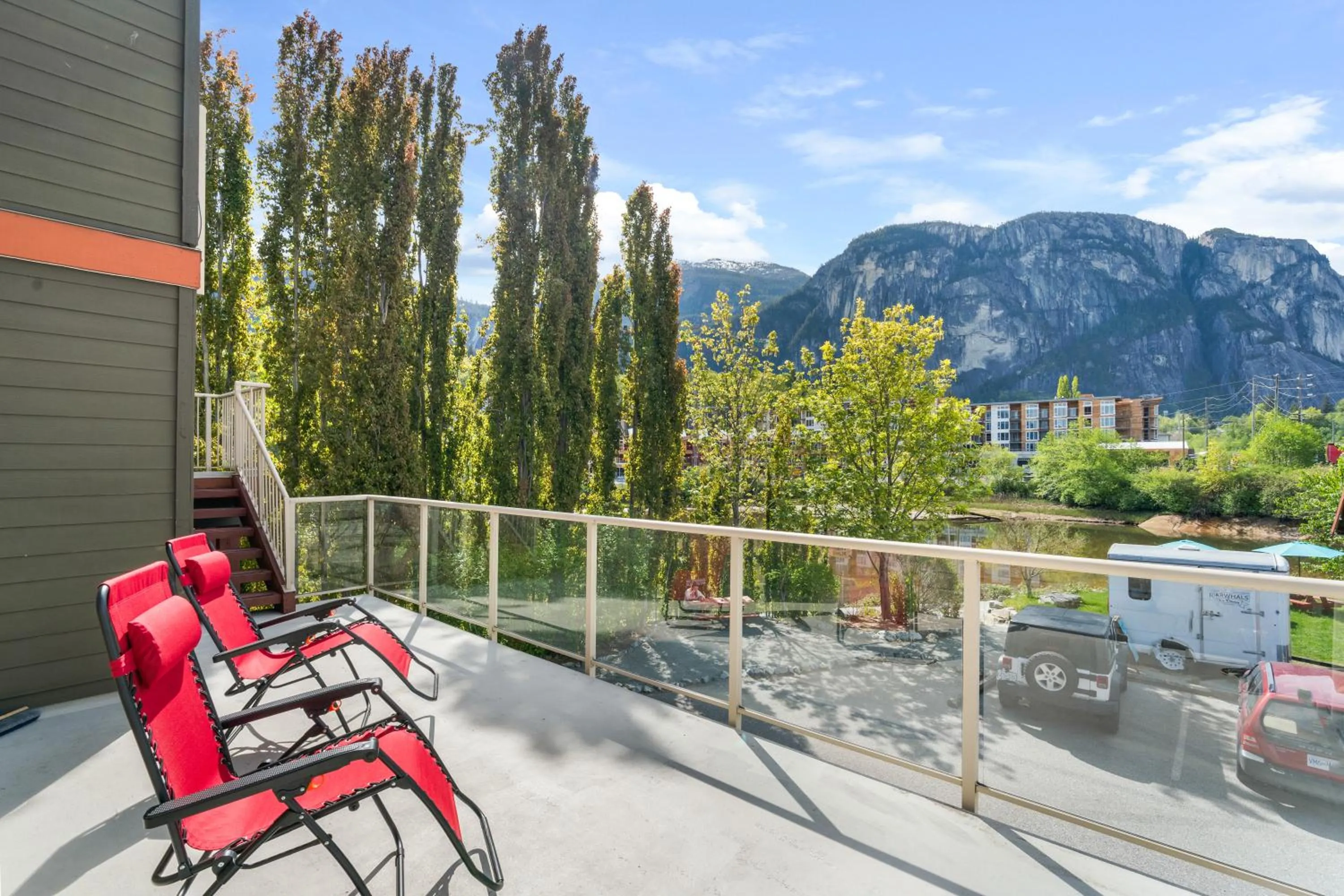 Property building in Squamish Adventure Inn