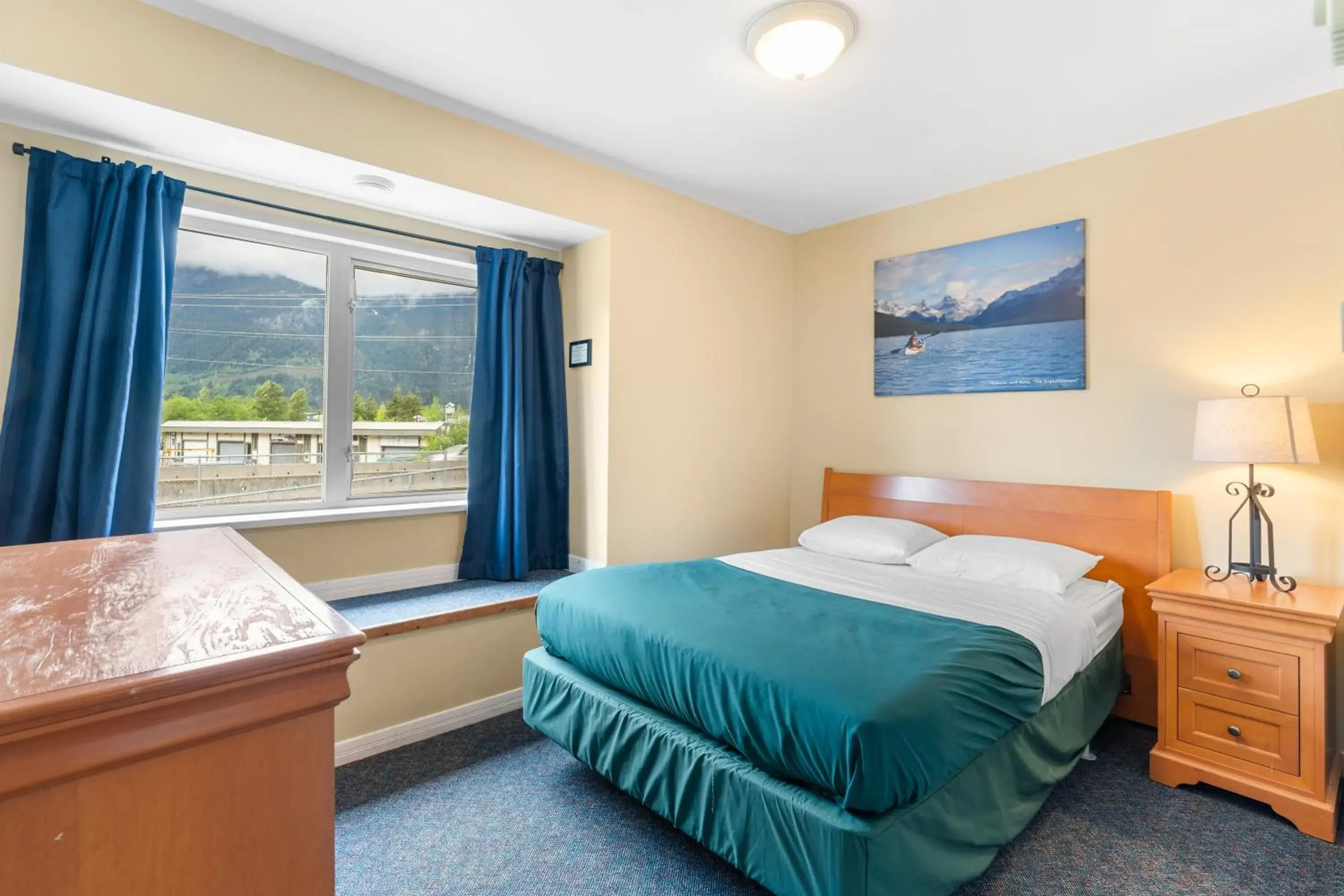 Walkthrough Double Room with Shared Bathroom in Squamish Adventure Inn Walkthrough Double Room with Shared Bathroom in Squamish Adventure Inn