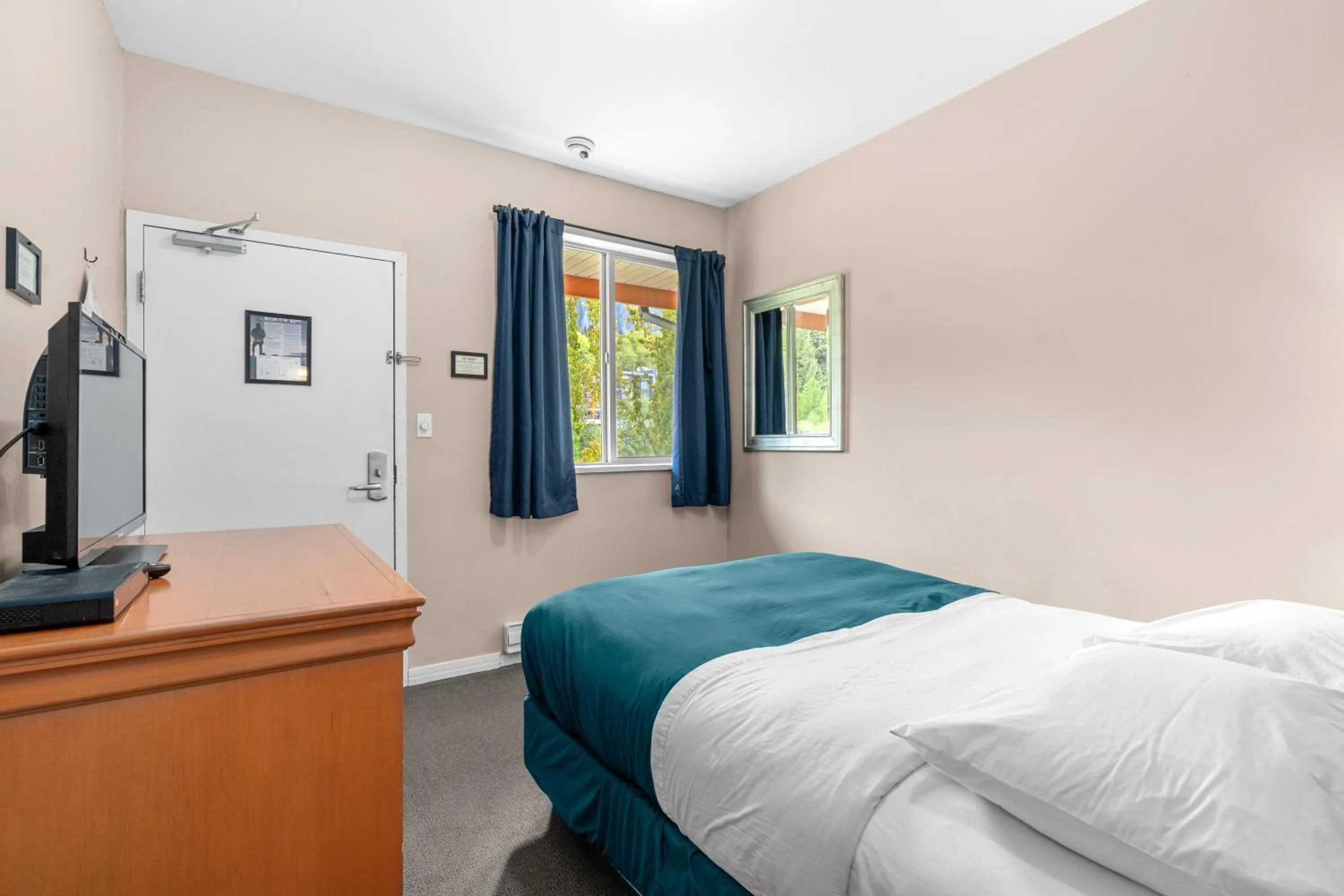 Photo of the whole room, Bed in Squamish Adventure Inn