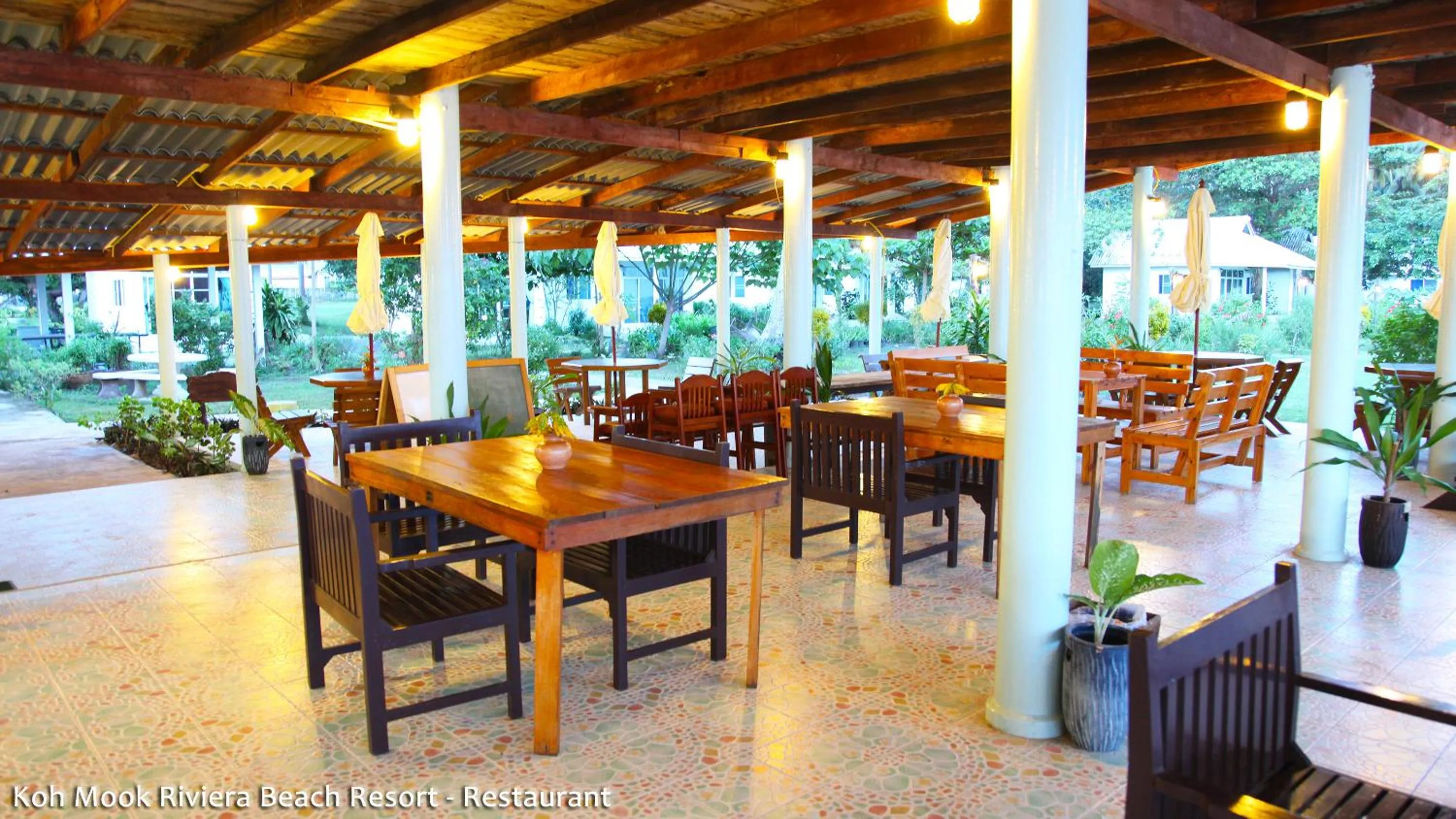 Restaurant/places to eat in Koh Mook Riviera Beach Resort