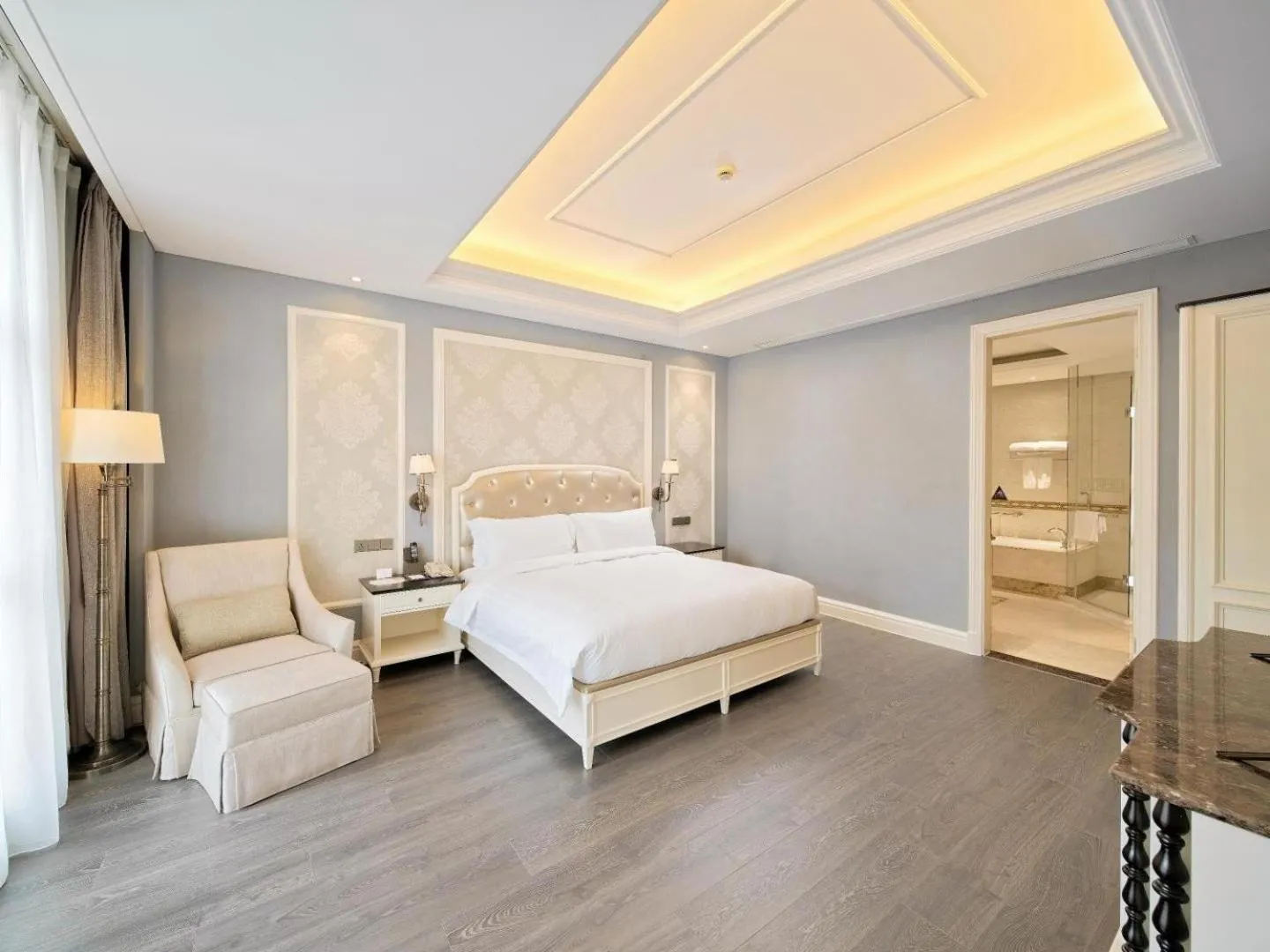 Yinrun Jinjiang Castle Hotel