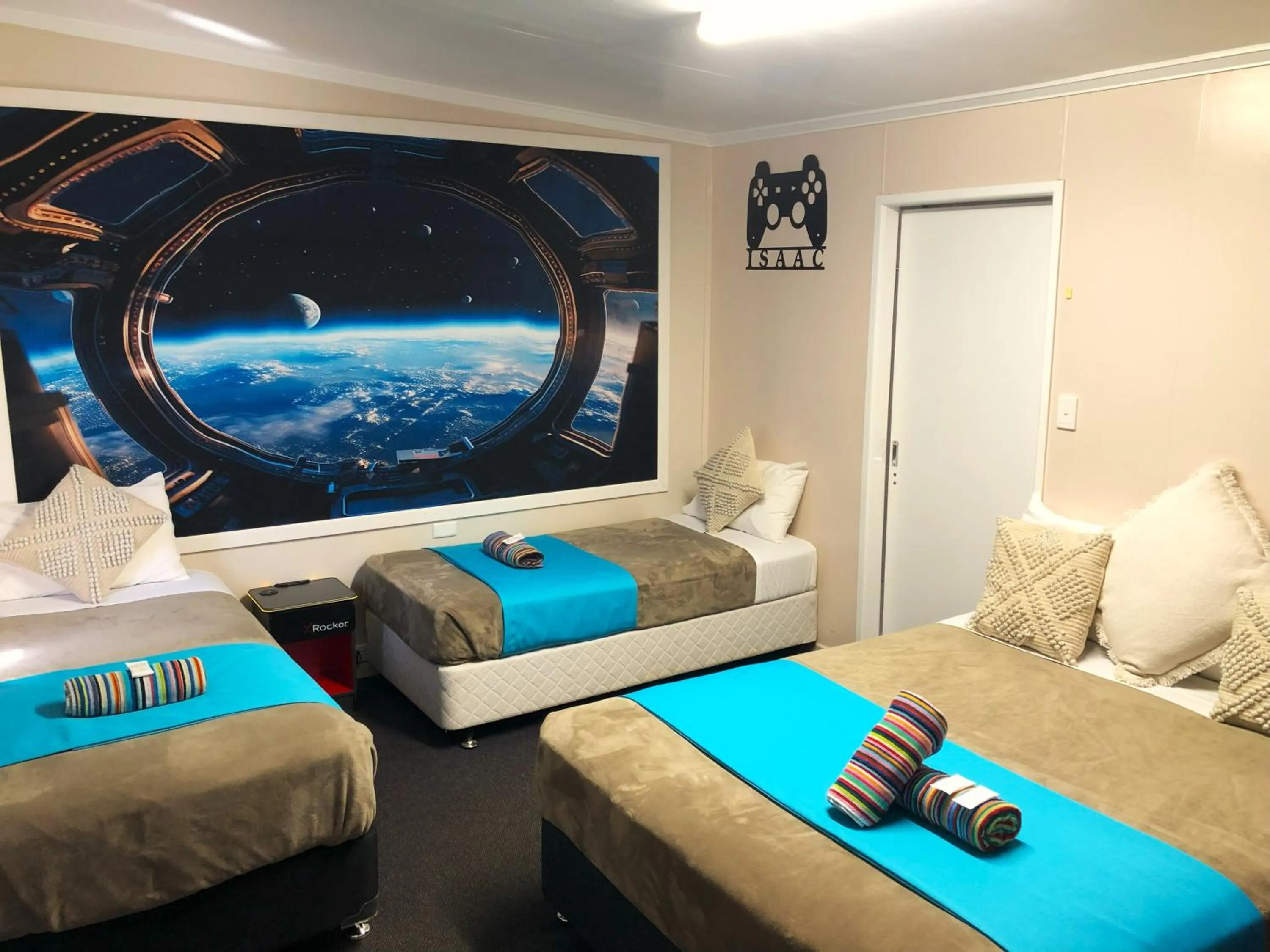 Bedroom, Bed in Acacia Motel