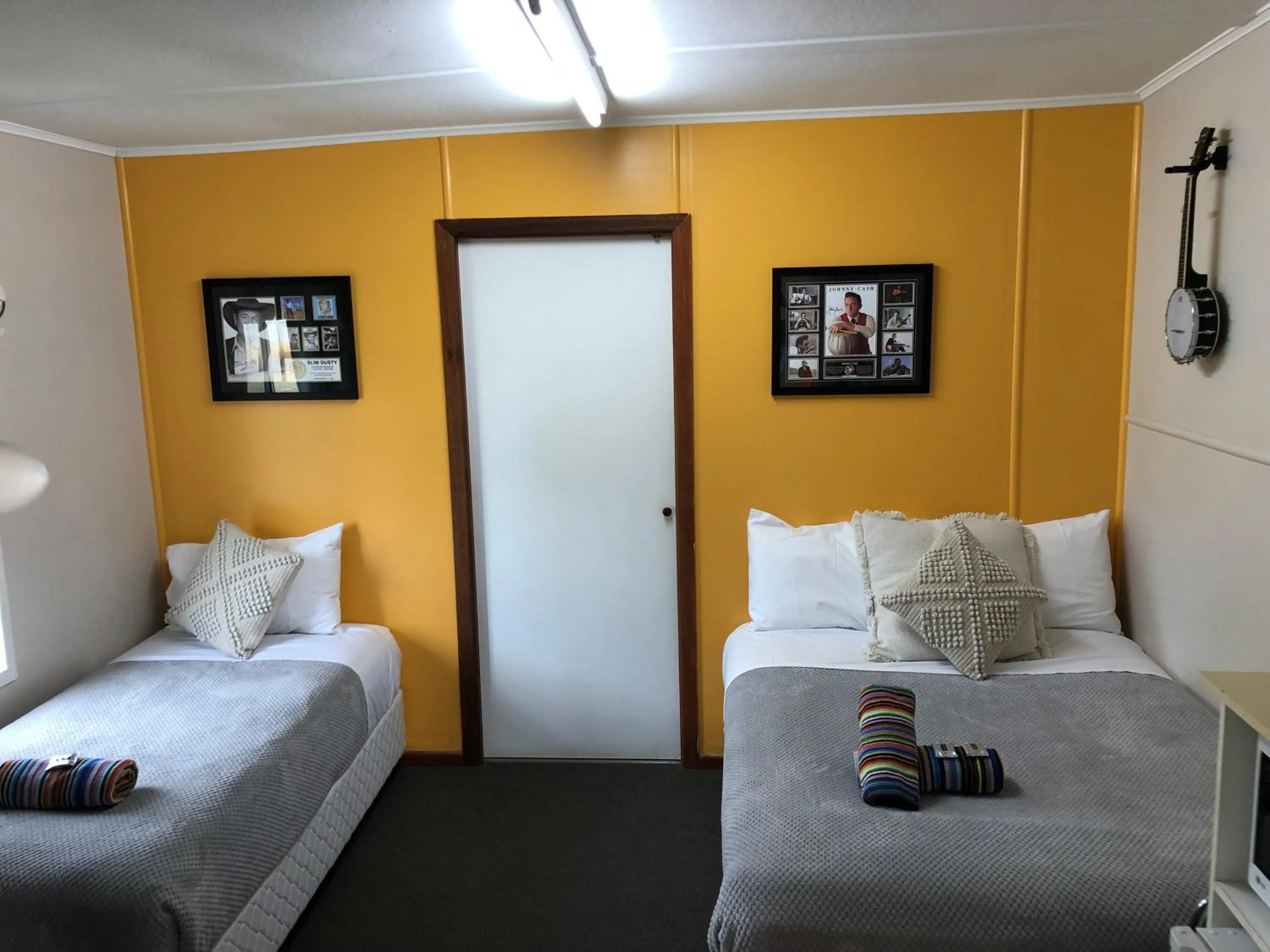 Bedroom, Bed in Acacia Motel