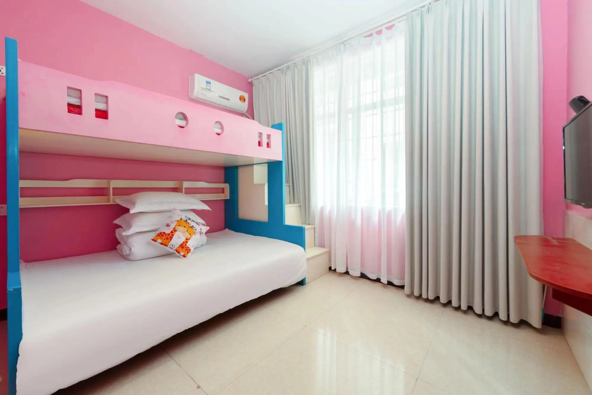 Family Room with Private Bathroom B Building in Edinburgh Hostel