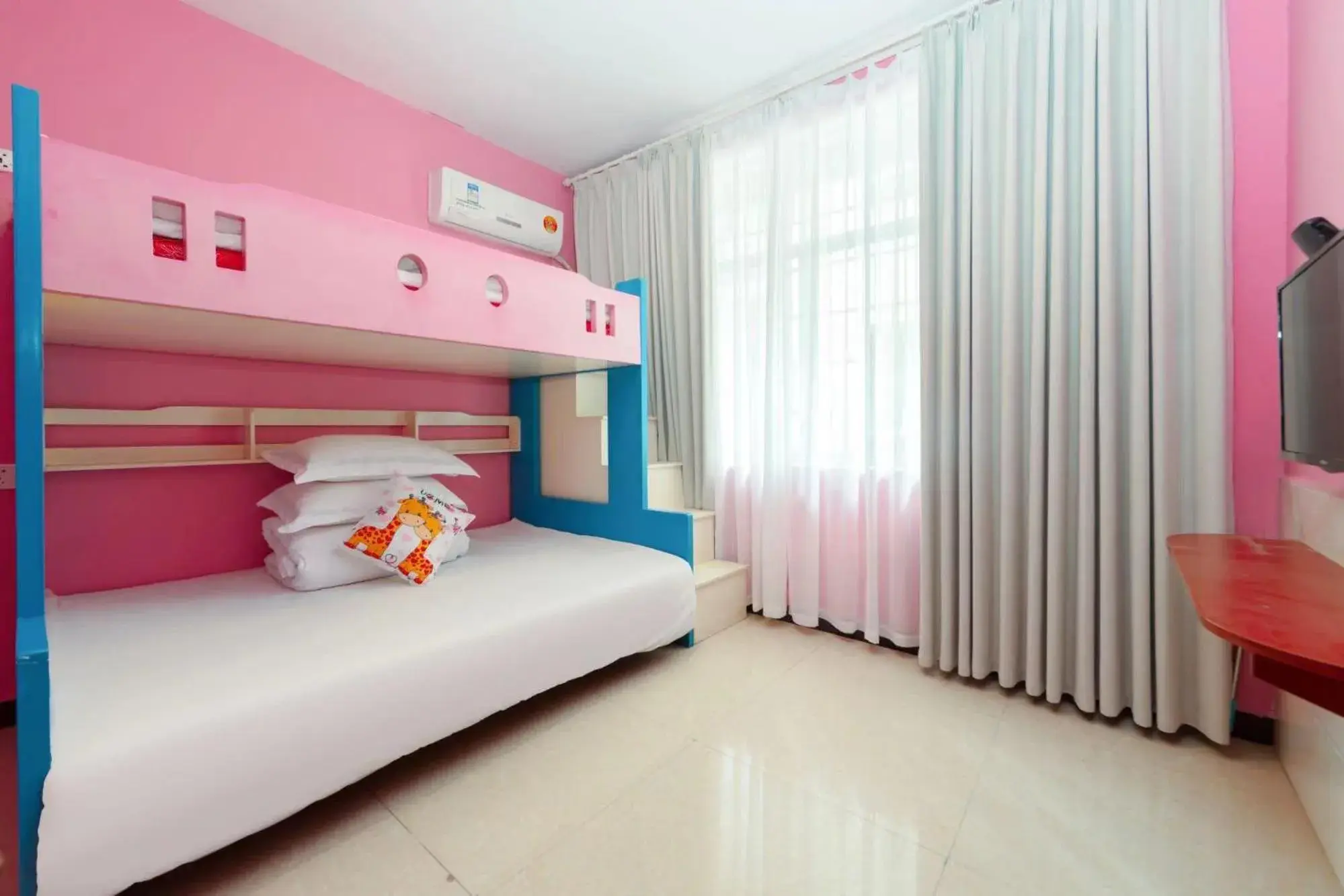 Family Room with Private Bathroom B Building in Edinburgh Hostel Family Room with Private Bathroom B Building in Edinburgh Hostel