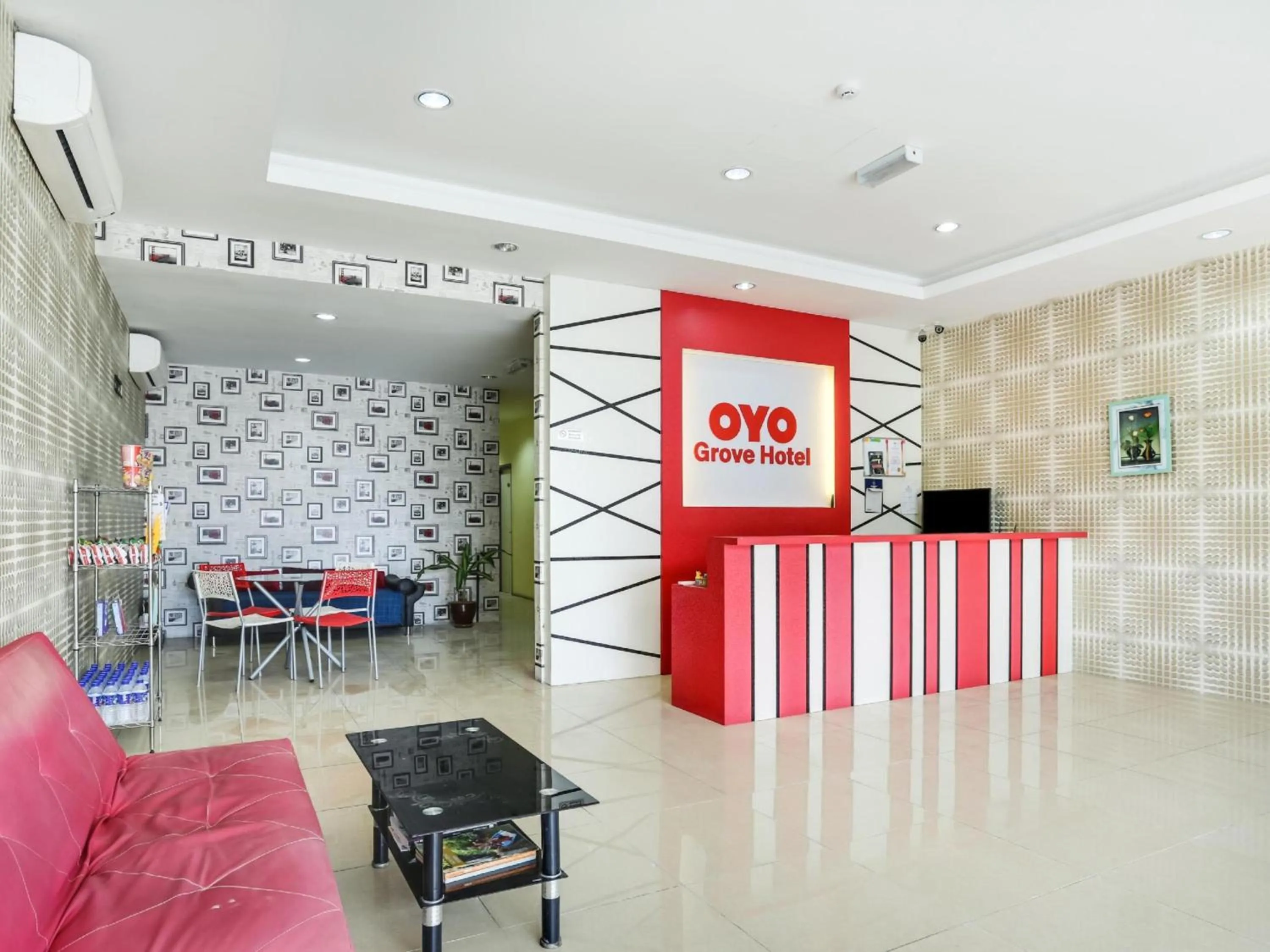 Lobby or reception in OYO 89583 Grove Hotel