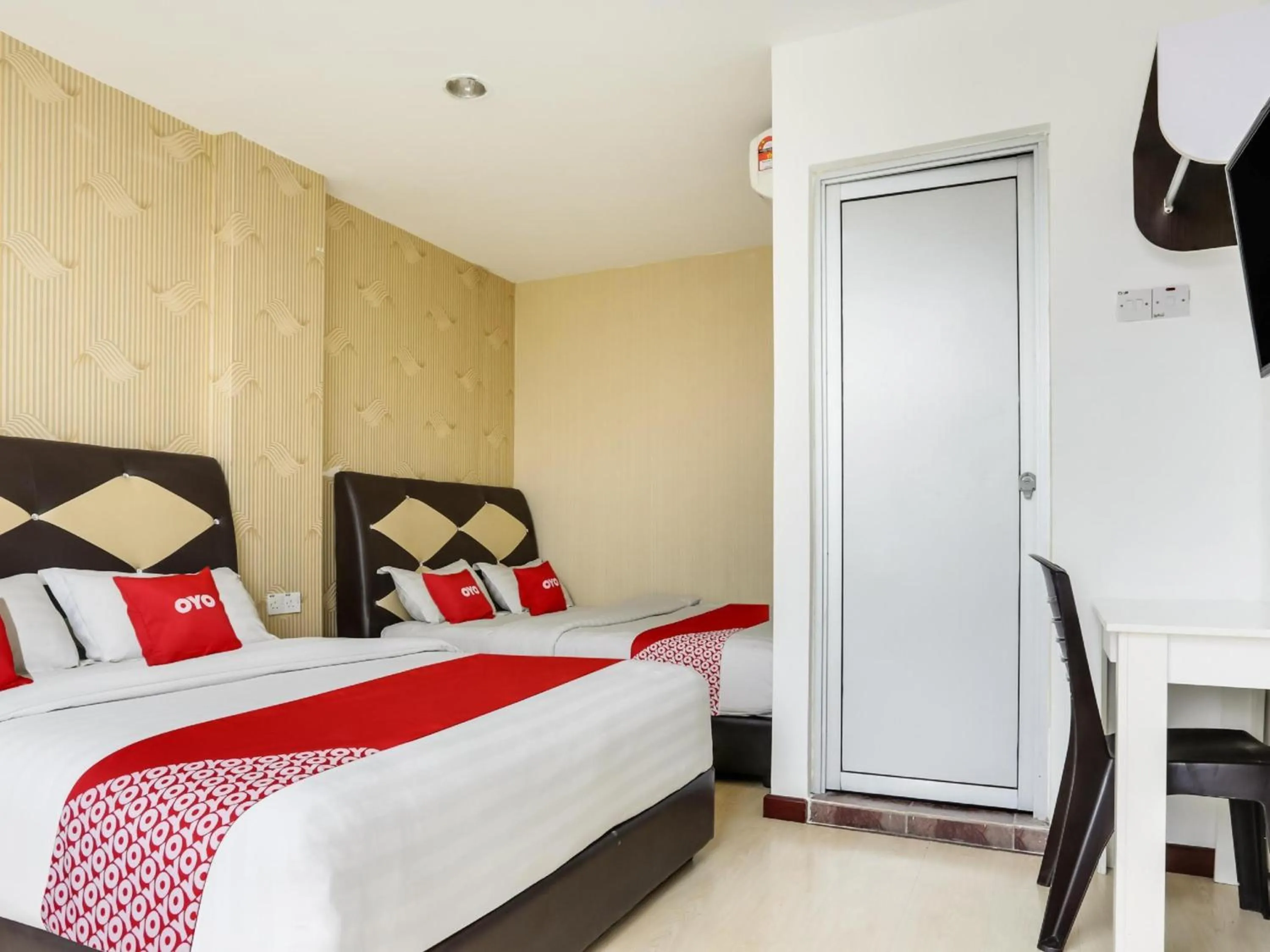 Bedroom, Bed in OYO 89583 Grove Hotel