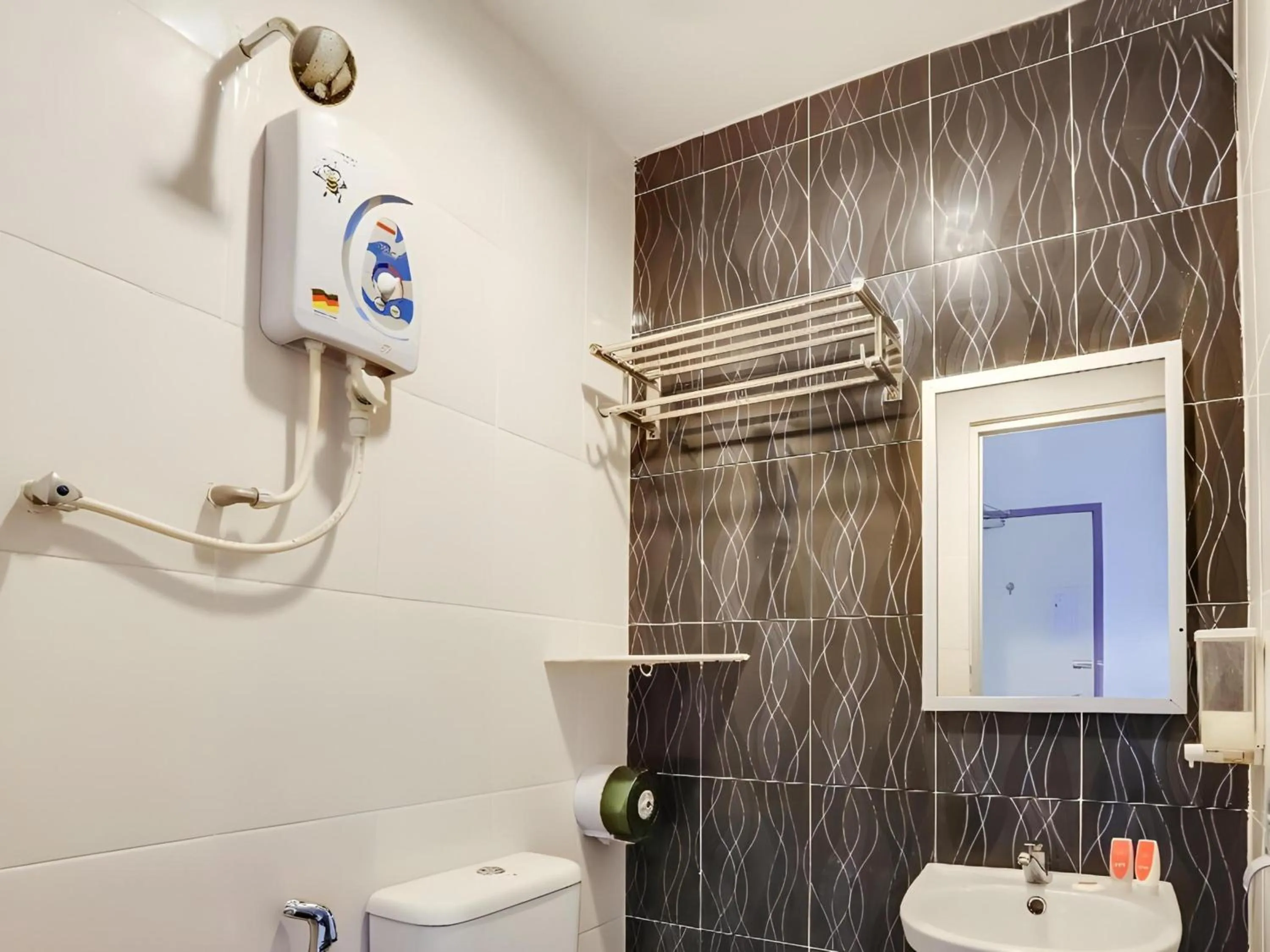 Bathroom in OYO 89583 Grove Hotel