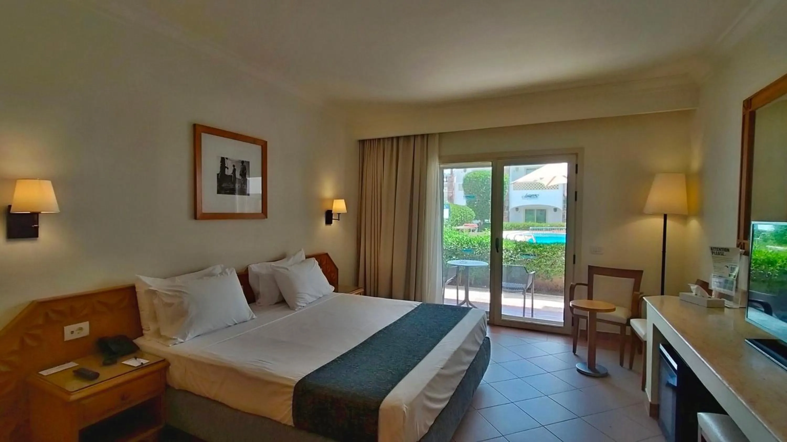 Shower, Bed in Camel Dive Club & Hotel - Boutique Hotel