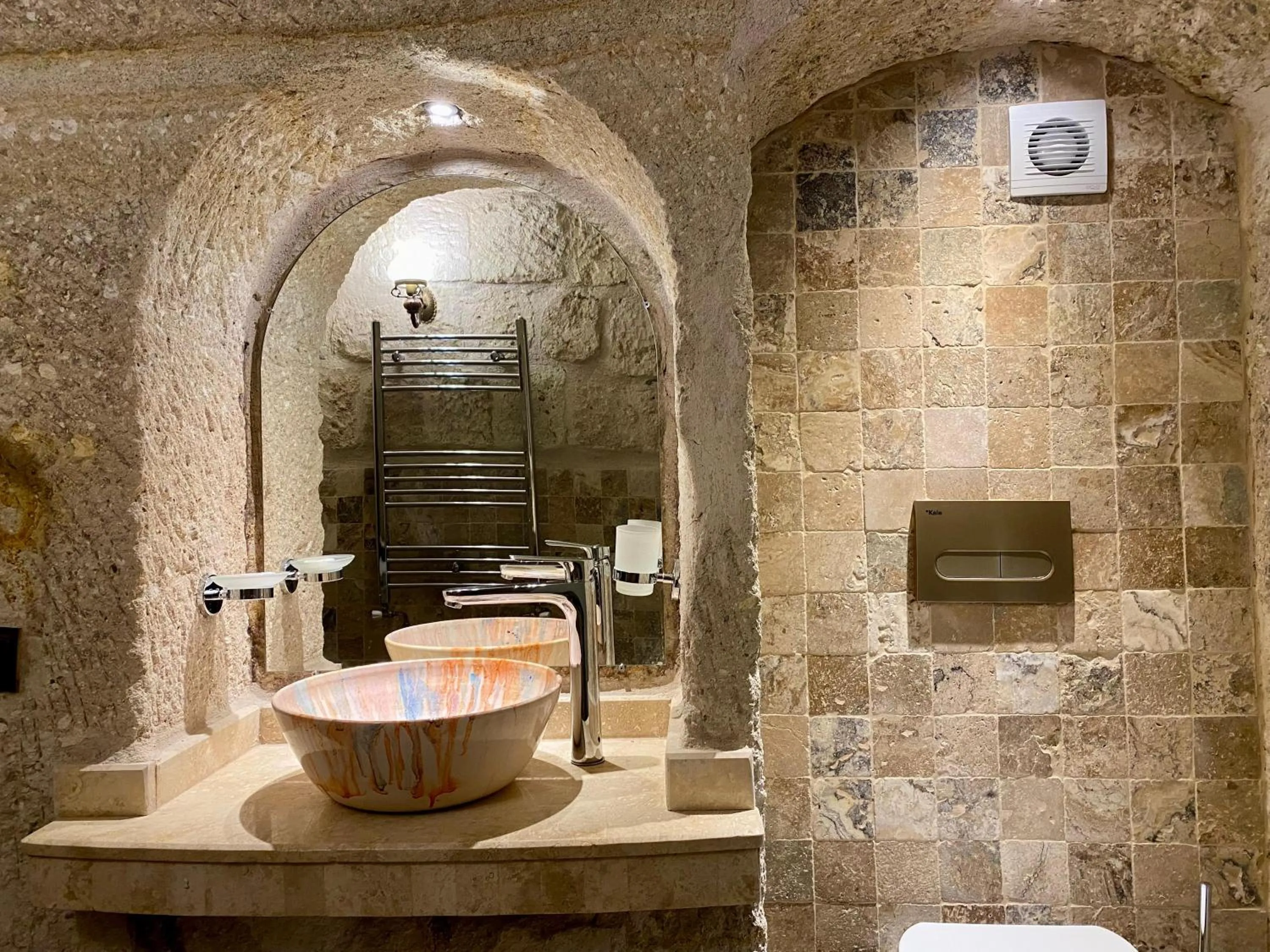 Bathroom in Aren Cave Hotel And Art Gallery