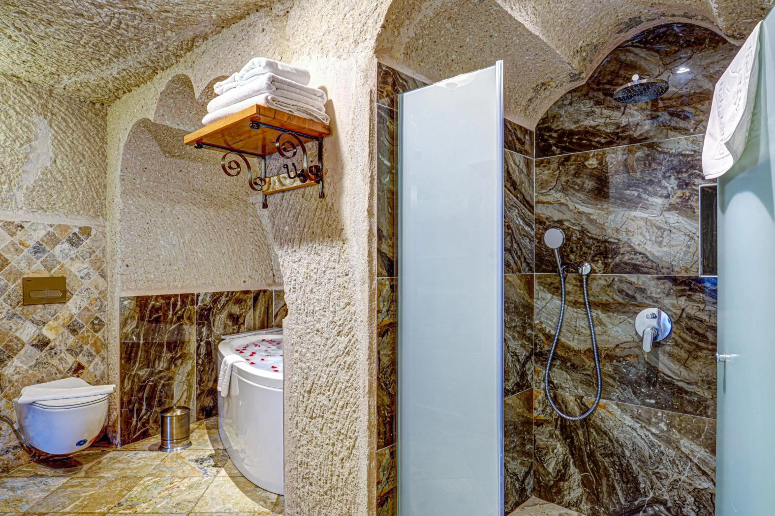 Bathroom in Aren Cave Hotel And Art Gallery