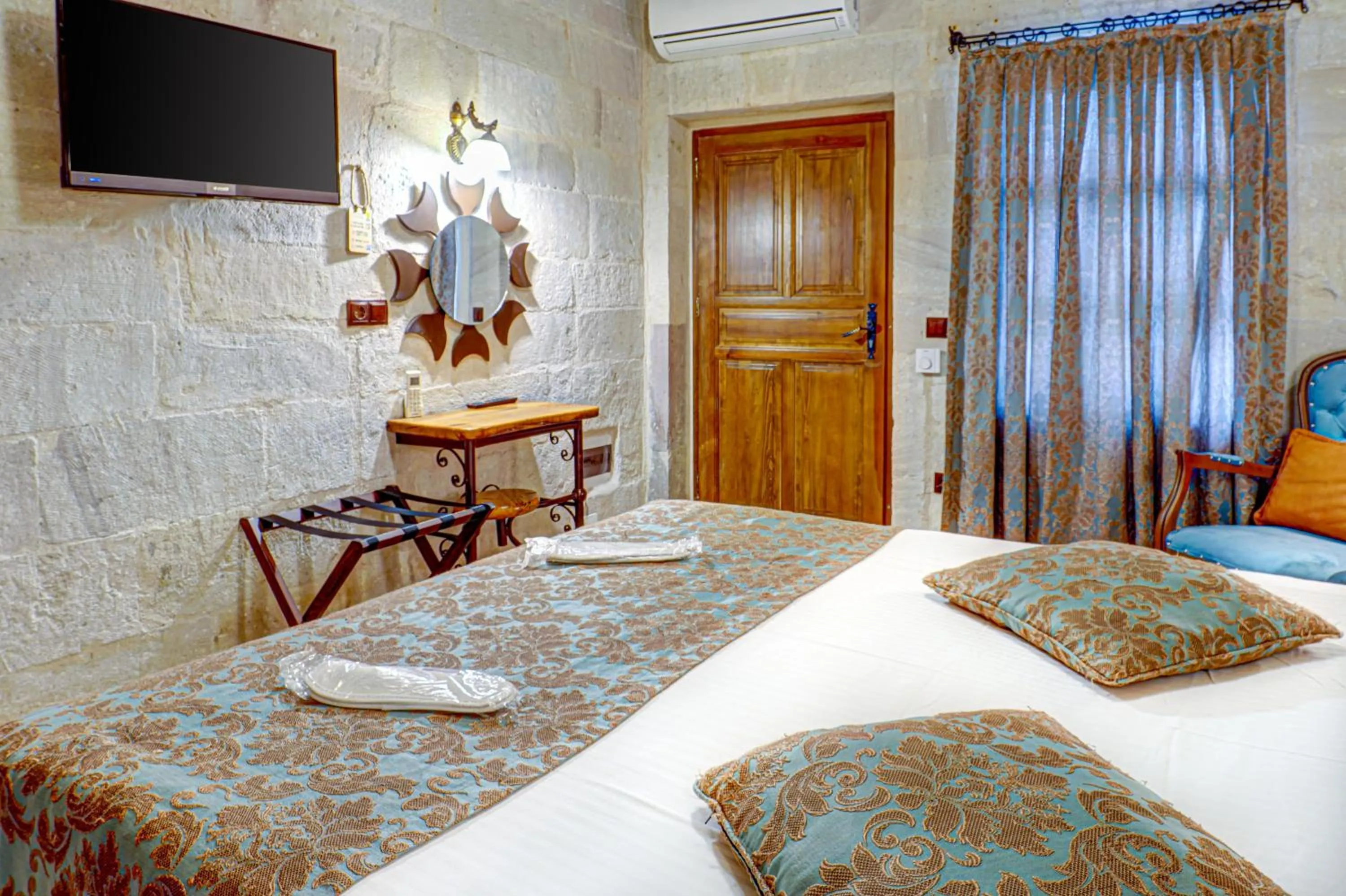 Bed in Aren Cave Hotel And Art Gallery